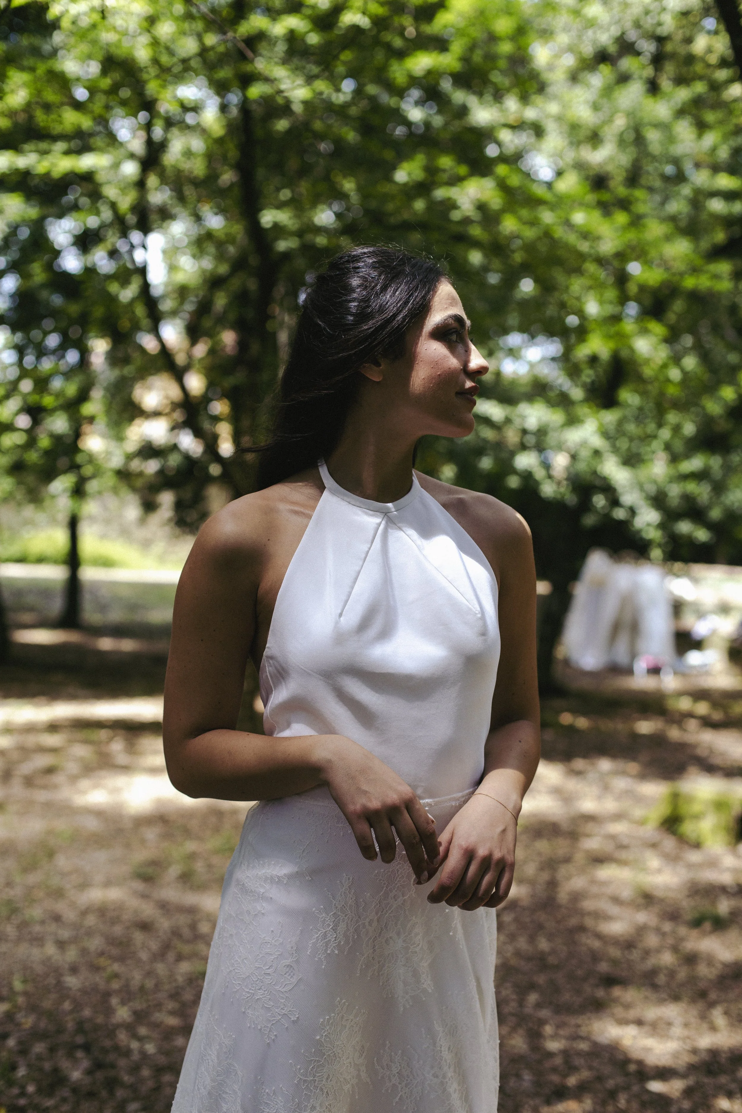 Clematide Overskirt
Starting from €400
A floor-length overskirt in Chantilly lace with hand-applied lace detailing along the train, creating a breathtaking scallopped hem. Fluid, romantic and utterly bridal — it transforms any look into a statement. 