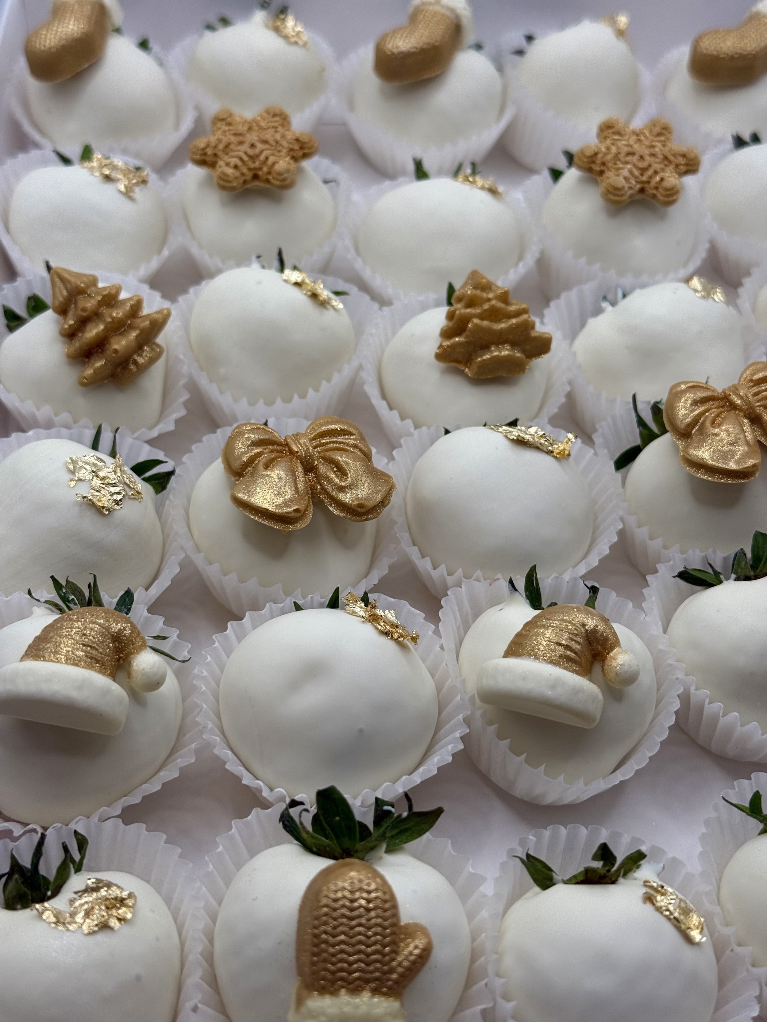 White & Gold Christmas Strawberries