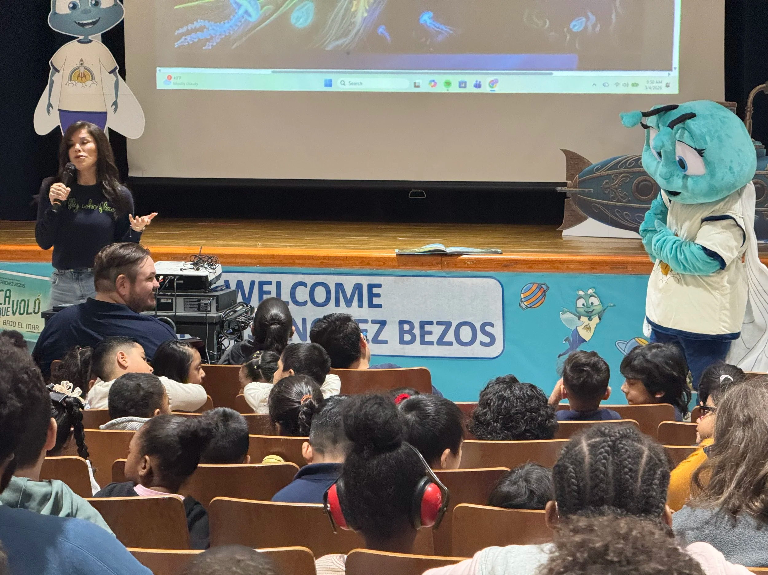 Lauren Sánchez Bezos presents to children.