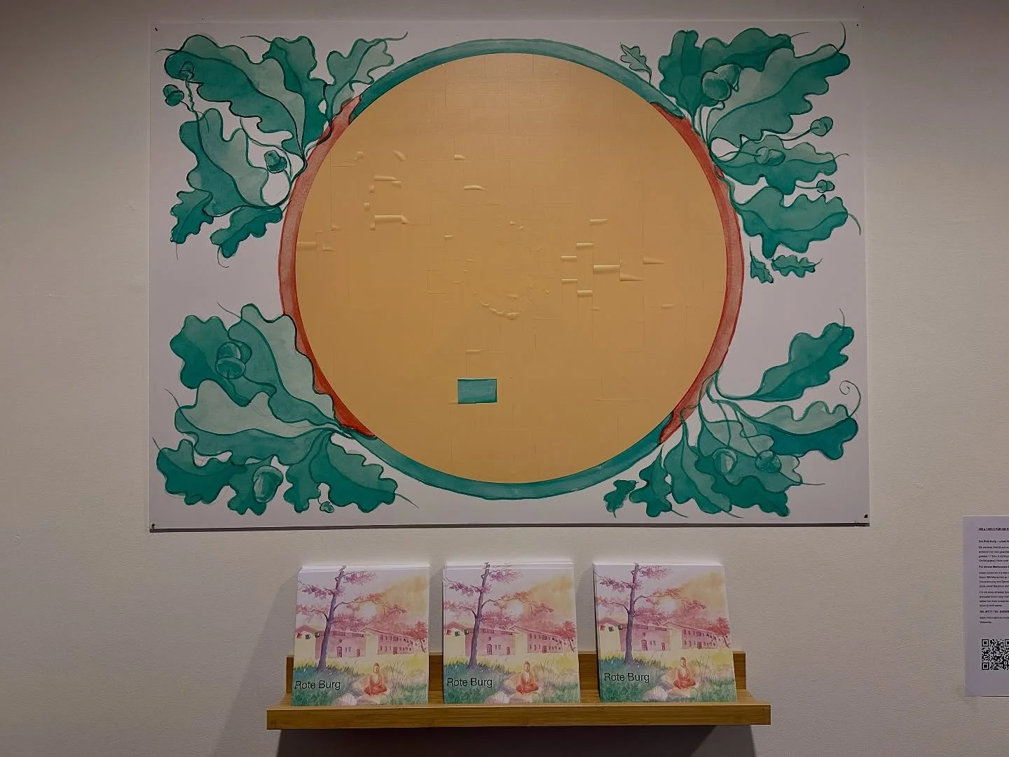 300 x 1000 Euro f&uuml;r die Rote Burg.
Ab sofort h&auml;ngt dieses handgefertigte Mandala in der Sangha Lounge des BTB. Noch ist das Mandala und dessen Inhalt nicht erkennbar. Dies wird sich im Laufe der Zeit und mit eurer Spendenbereitschaft &auml;