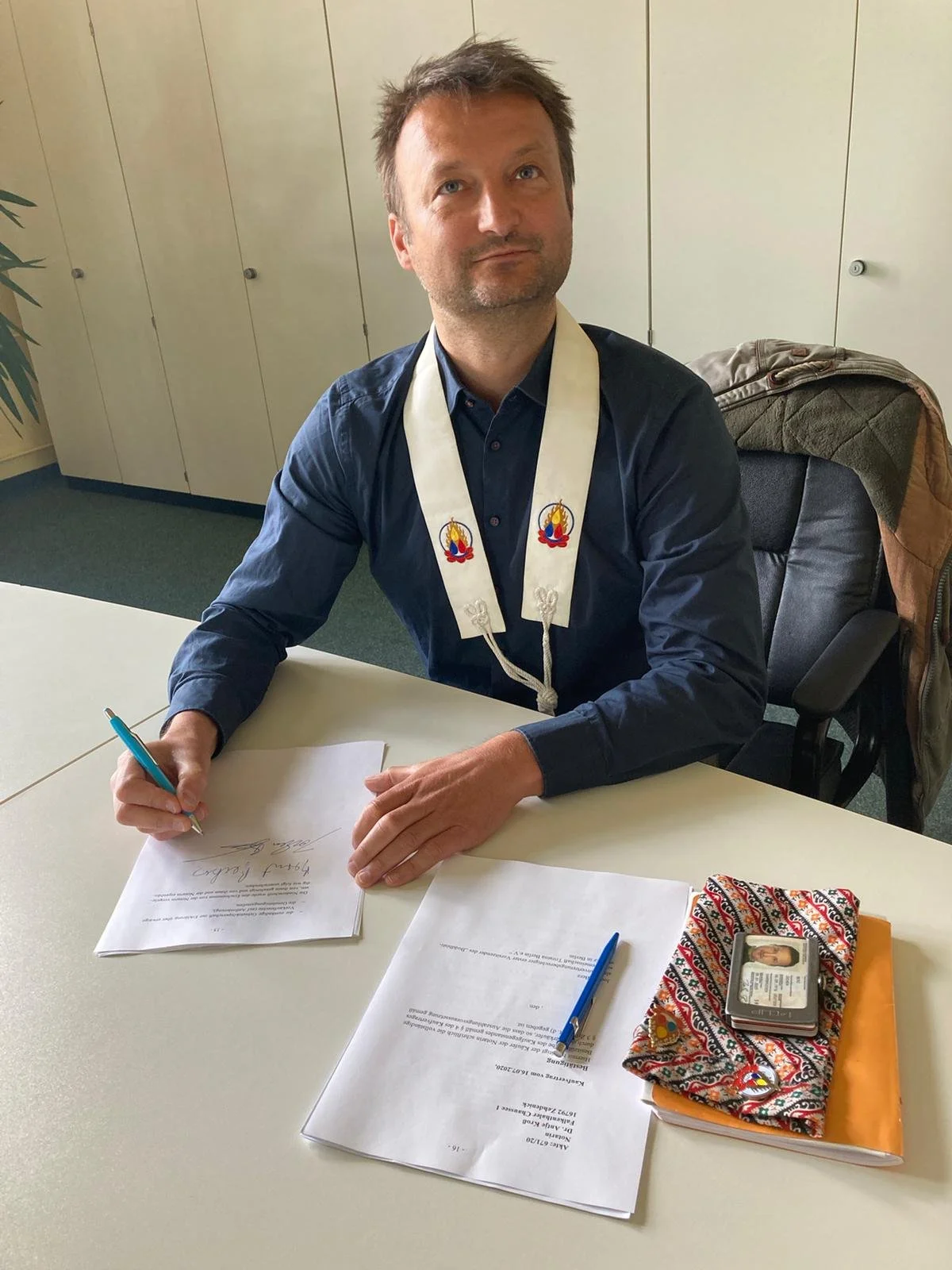 Aryabandhu unterschreibt den Kaufvertrag.