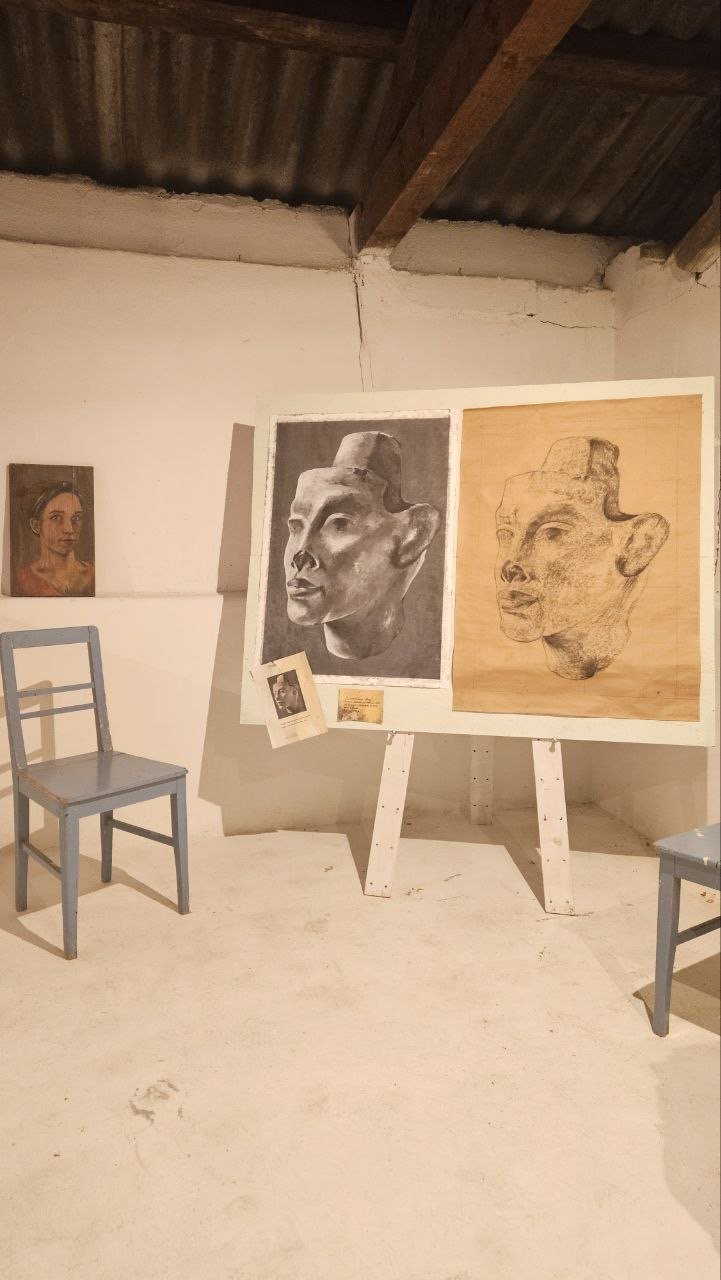 Ausstellungsansicht „Zwischenprüfungsübung“ Dispersion auf Nessel und Kohle auf Papier, je 80x50 cm, 2020