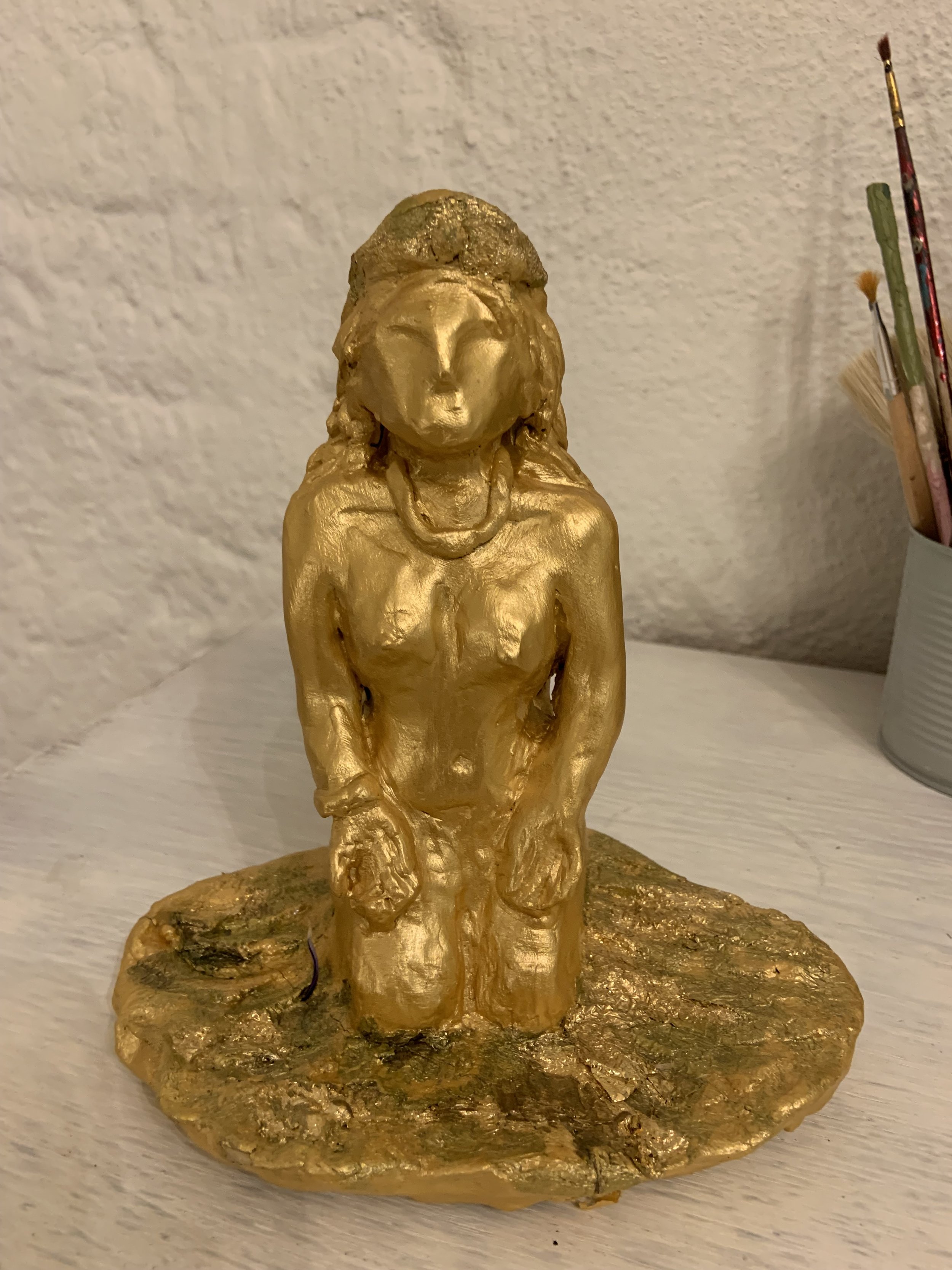 „Oscar“ - Vorderansicht, Ton ungebrannt, mit Dispersionsfarbe golden gefasst und teilweise vergoldet, Maße: 20x20x13 cm, 2024