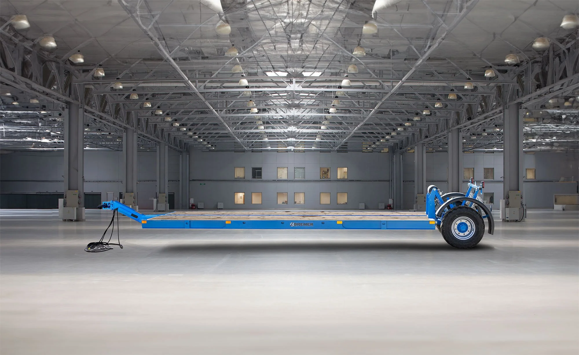 aufgesattelter Transportwagen in einer leeren Industriehalle