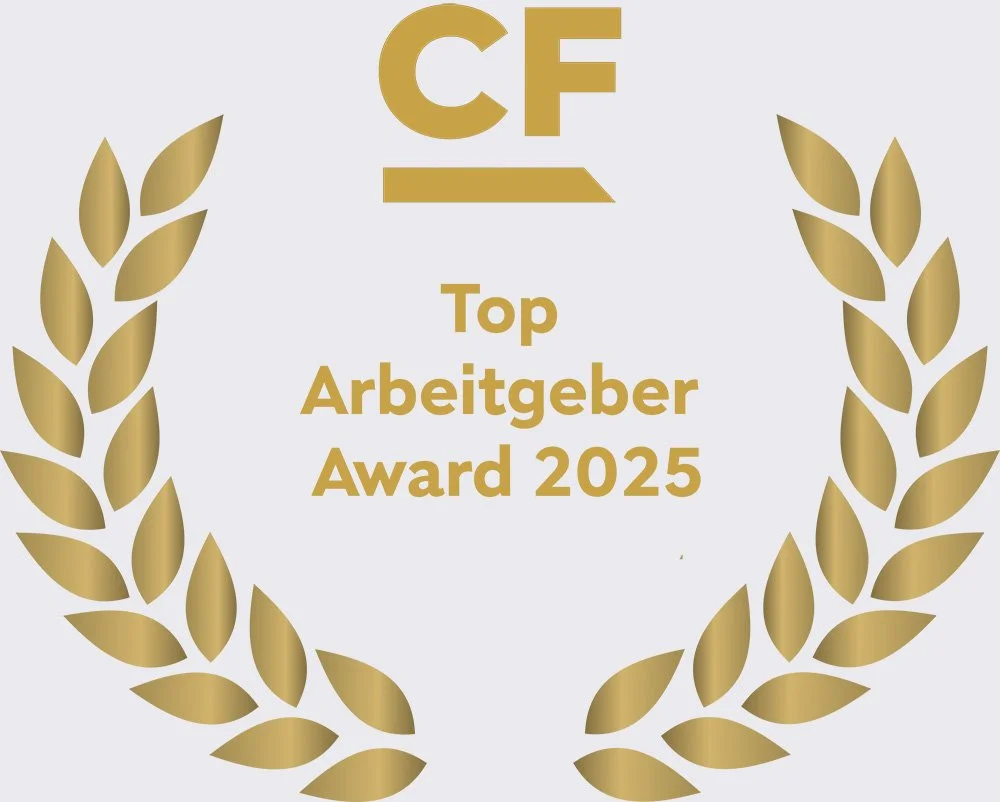 Goldene Laure und Text 'Top Arbeitgeber Award 2025' auf hellgrauem Hintergrund.