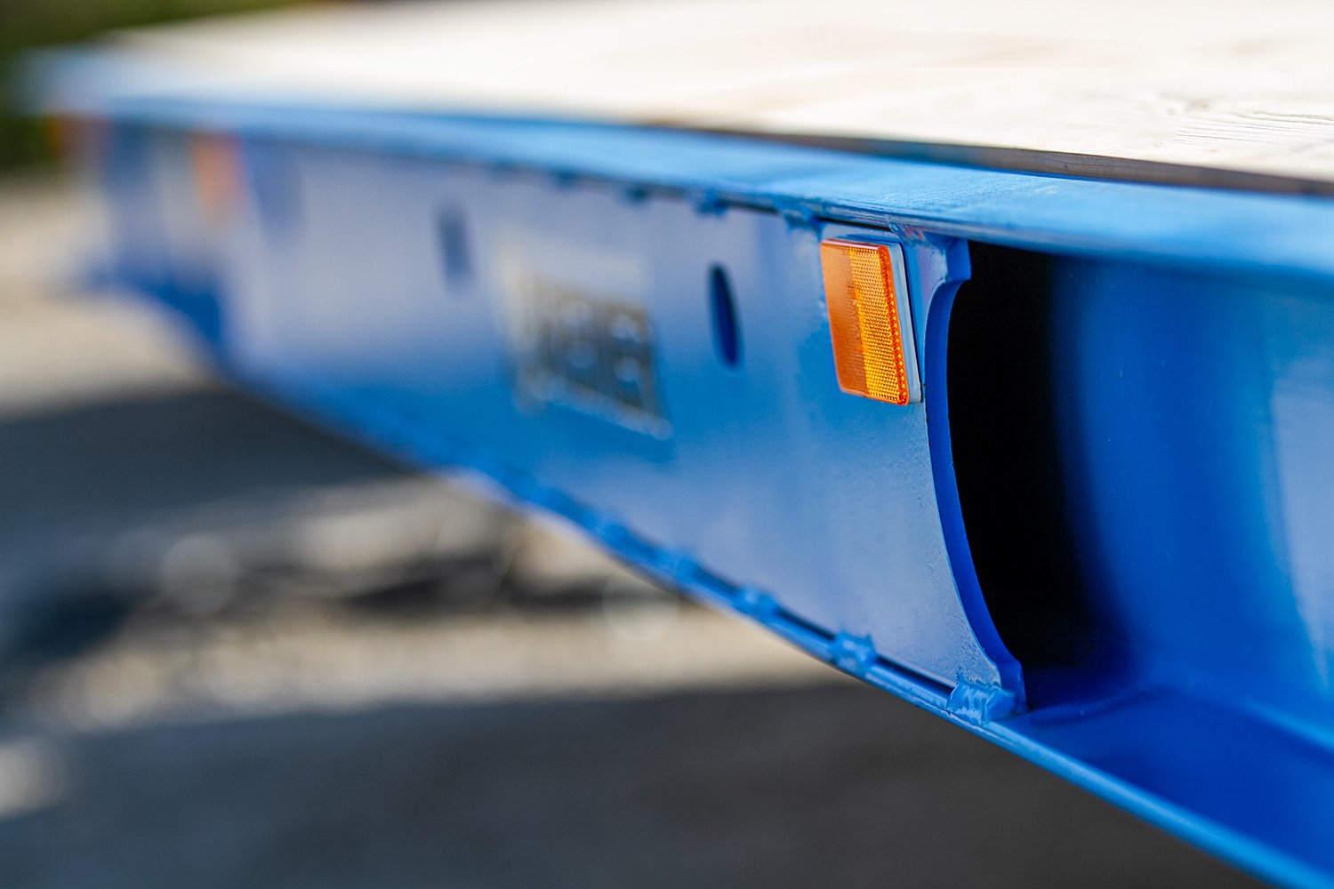 Nahaufnahme eines blauen Langfahrtransportwagens mit  Reflektor