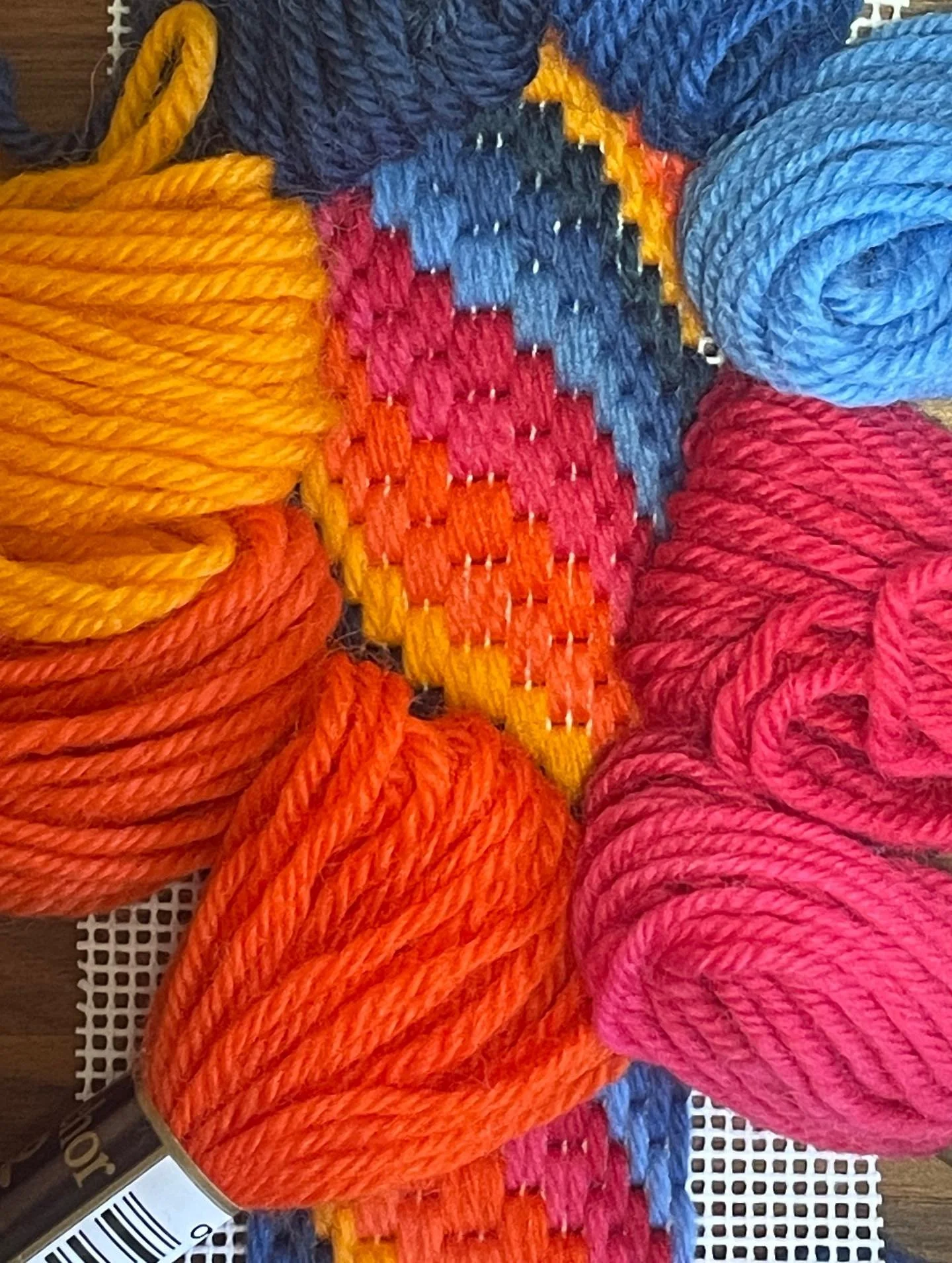 🎄And that&rsquo;s a wrap 🎄
It&rsquo;s that time of year when the out of office goes on and all admin duties are done. 

I&rsquo;m still going to be stitching though as I&rsquo;ve got this quick Christmas present to finish for my broski, a Bargello 