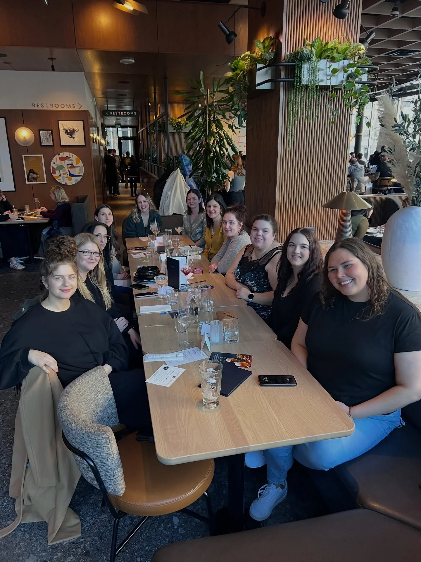 What a night! The March MeetUp was likely one of my favorites ever. We had 12 members, 4 new and 1 expecting. The vibes were amazing, fun was had. The night was perfect. 

Thanks @earlsrestaurant for being the best host. Special shout out to Tedra an