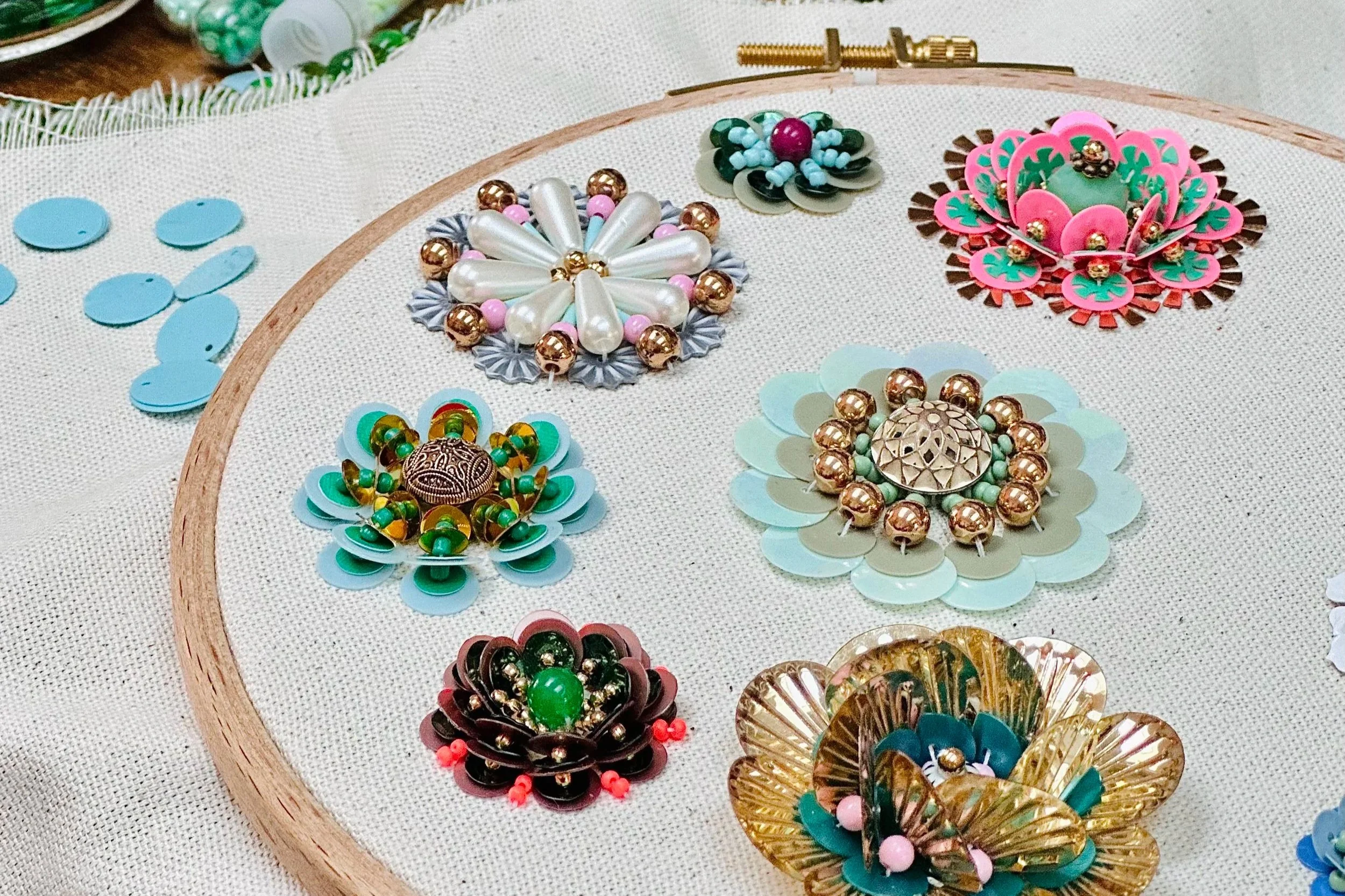 Journée Broderie Haute Fantaisie : Fleurs 3D & Broche écusson