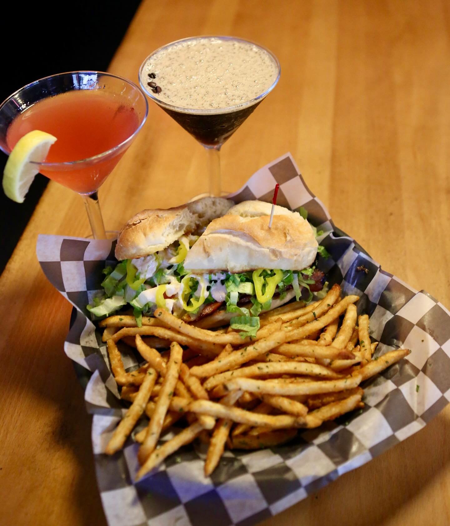 Mondays call for our ITALIAN SUB!🥪🎉
Grab this meal deal for JUST $10 over lunch today!

#shirleys #shirleysbargrill #westdesmoines #waukee #lunch #lunchspecial #italiansub