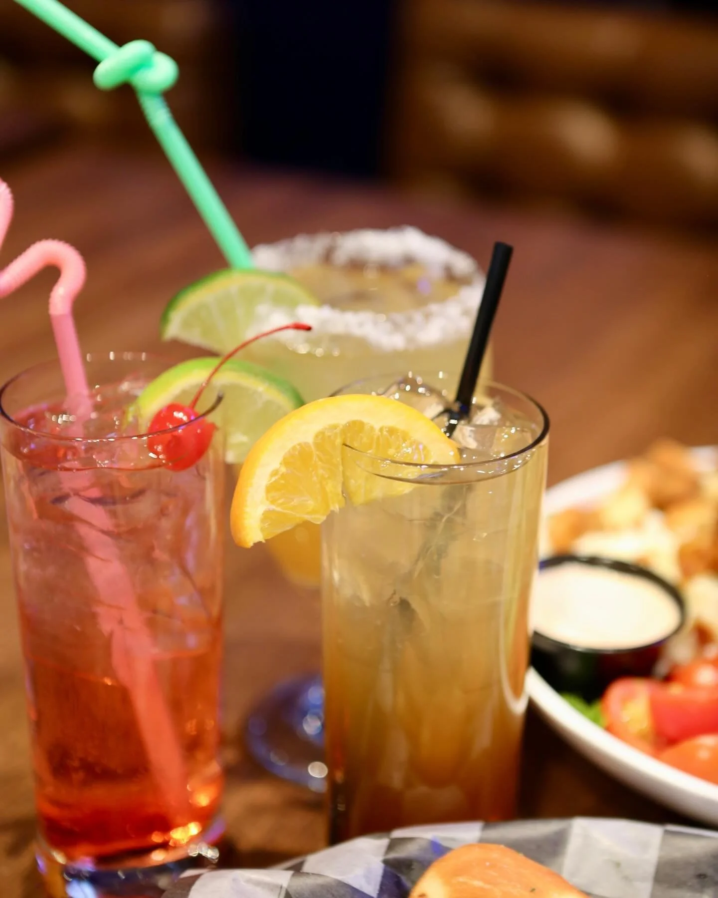 Thirsty Thursday means drinks are flowing at Shirley&rsquo;s!😋🥂
We&rsquo;ll see you tonight😉

#shirleys #shirleysbargrill #thirstythursday #westdesmoines #waukee