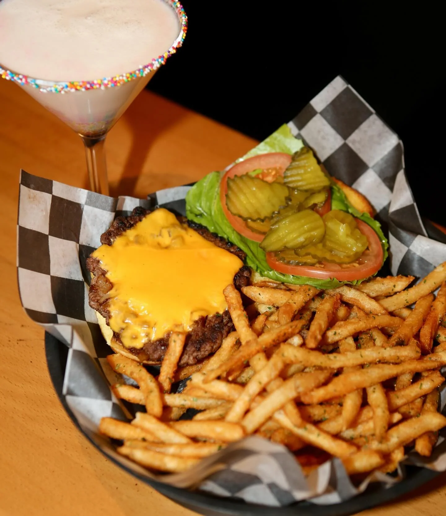 Who doesn&rsquo;t love a beautiful smashburger?🤩🍔
It&rsquo;s even more lovable when you can grab it for JUST $10 from 11am-2pm every Friday at Shirley&rsquo;s😋

#shirleys #shirleysbargrill #lunchspecial #smashburger