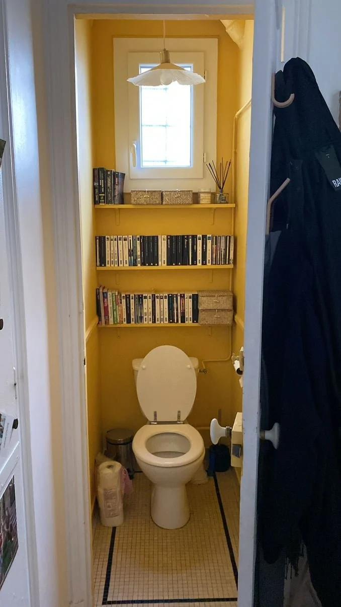 Peinture jaune Farrow & Ball dans les toilettes