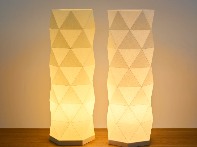 Lampe en papier diffusant une lumière douce dans un salon