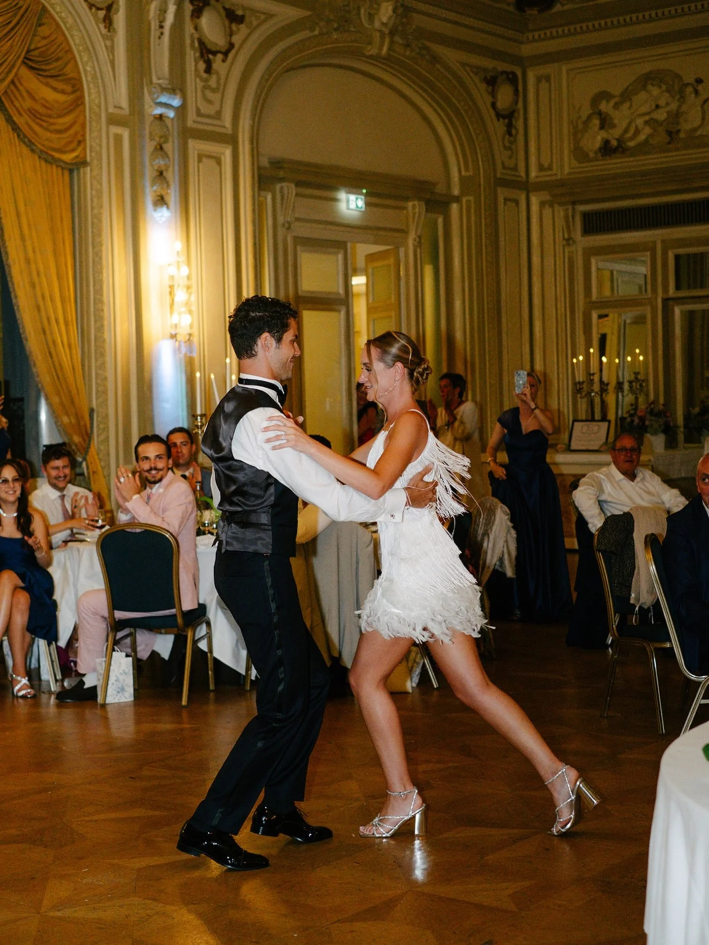 Ils me disent, tout naturellement :
&laquo; On va faire la chor&eacute;graphie de Dirty Dancing. &raquo;

Silence.
Moi, int&eacute;rieurement : la danse la plus difficile de l&rsquo;histoire du cin&eacute;ma&hellip; vraiment ?
Un m&eacute;lange de sc