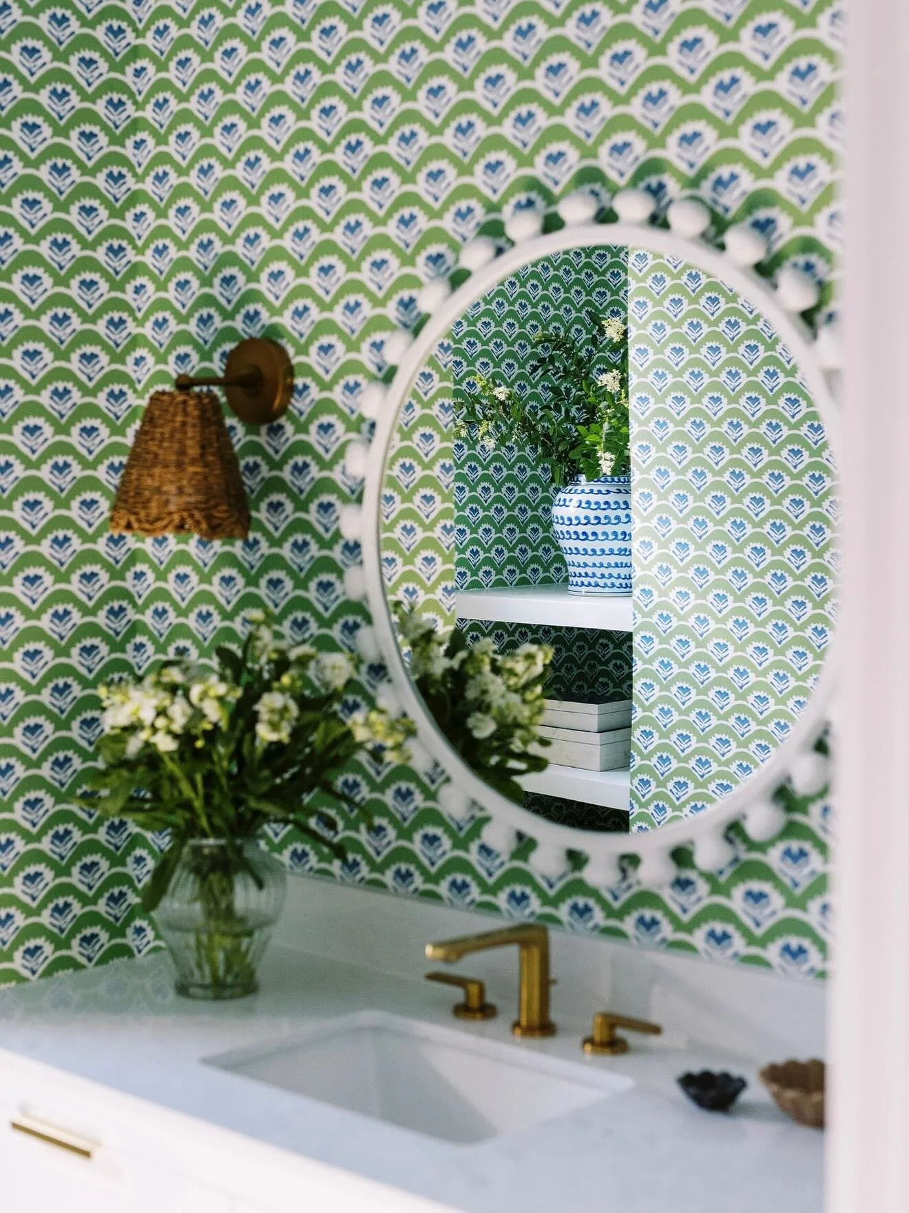 If the powder room doesn&rsquo;t make your guests gasp in admiration&hellip; you&rsquo;re doing it wrong 💁&zwj;♀️

Builder: @mikenbuilders
Architect: Greg Hastings
Designer: @deniseclarkperkins @jamiemerida
Photographer: @heartbeatbrandingco

#miken