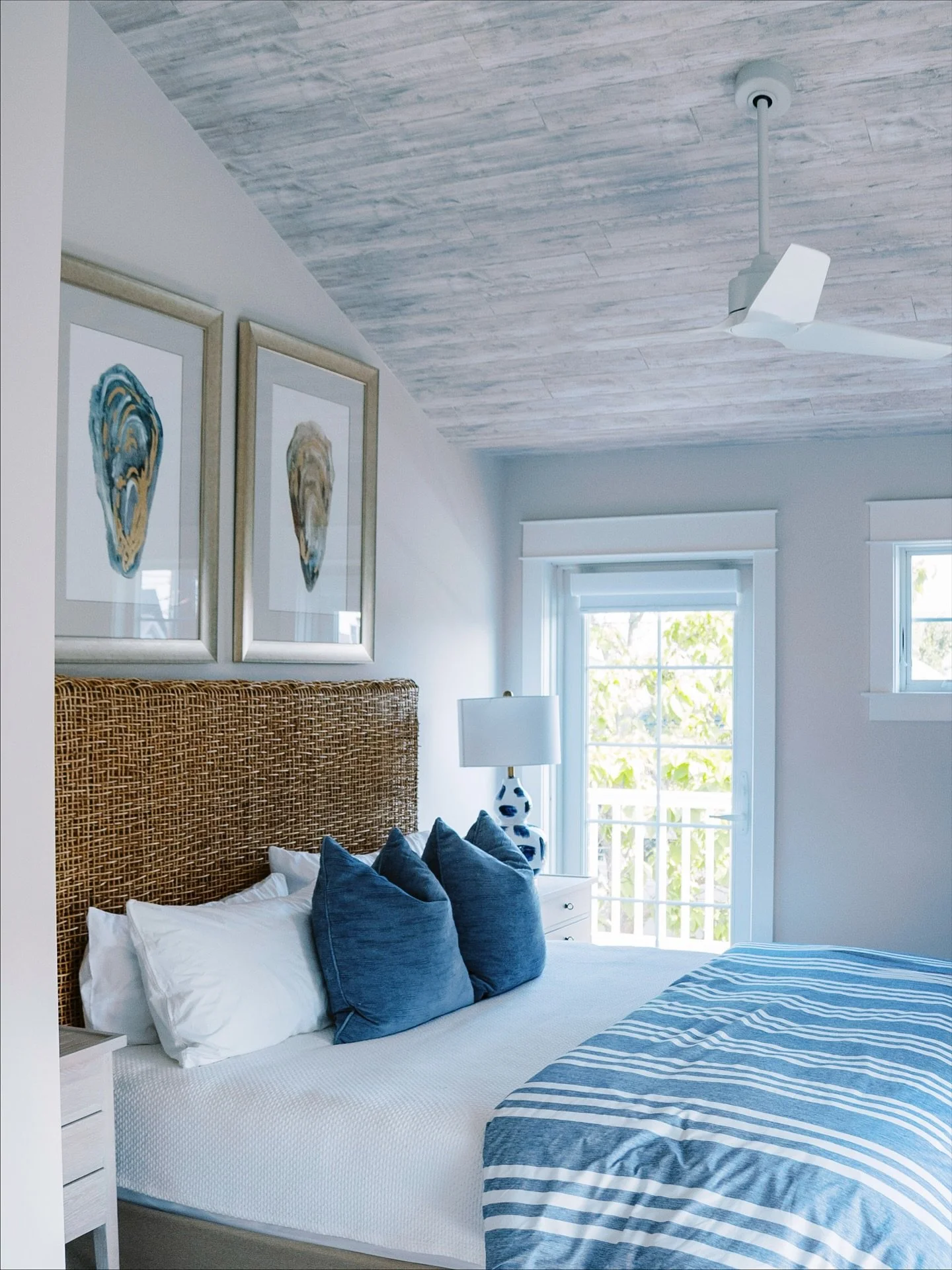 The cutest little coastal guest room and bathroom 💙🩵🤍

Builder: @mikenbuilders 
Architect: Greg Hastings
Designer: @deniseclarkeperkins @jamiemerida