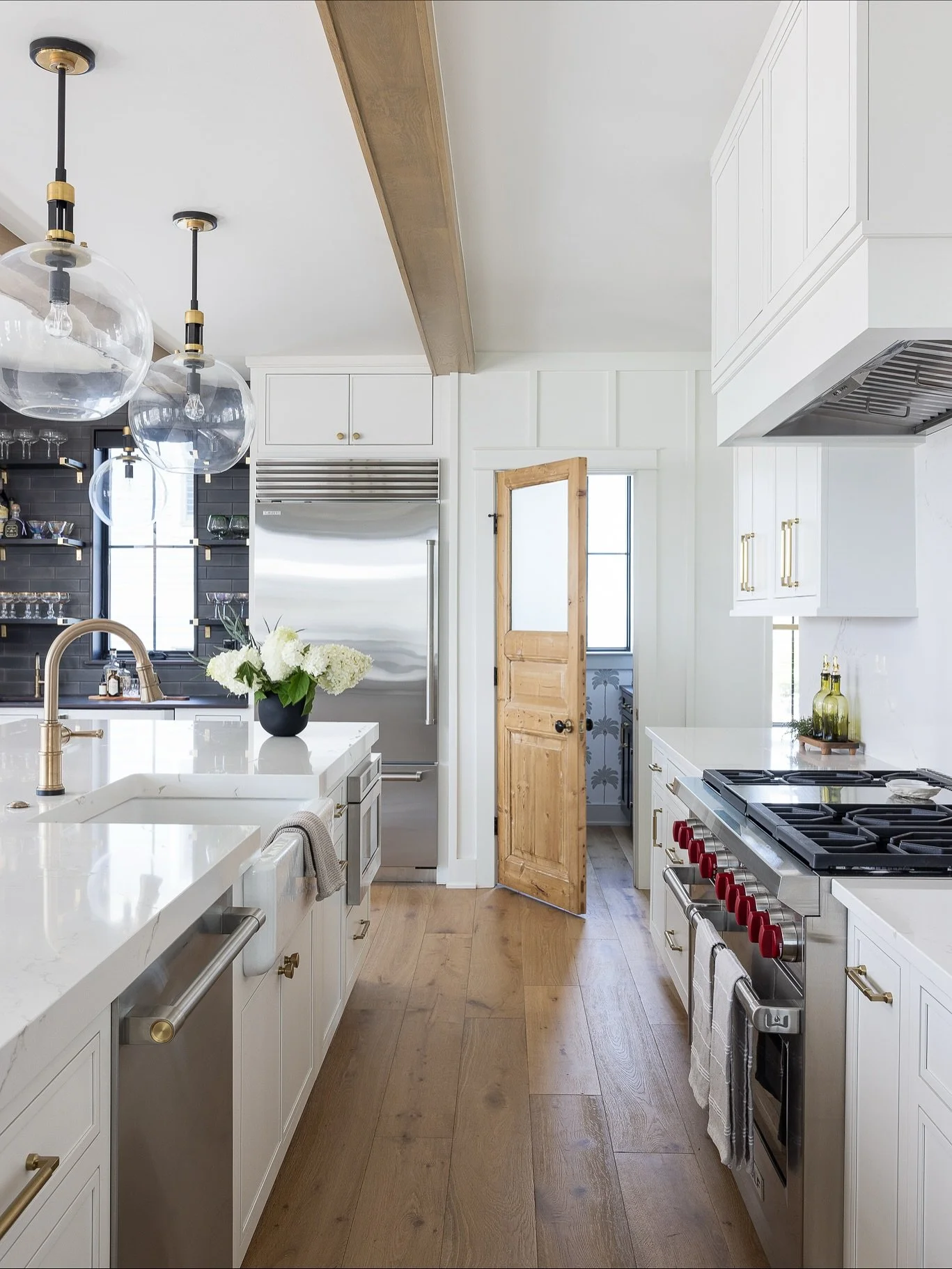 Full of texture, warmth, and one custom touch we can&rsquo;t get enough of: the pantry door that our client sourced 😍

Builder: @mikenbuilders 
Architect: @kee_oc @beckermorgangroup 
Designer: @ginadragodesign 

#mikenbuilders #kitchen #customhome #