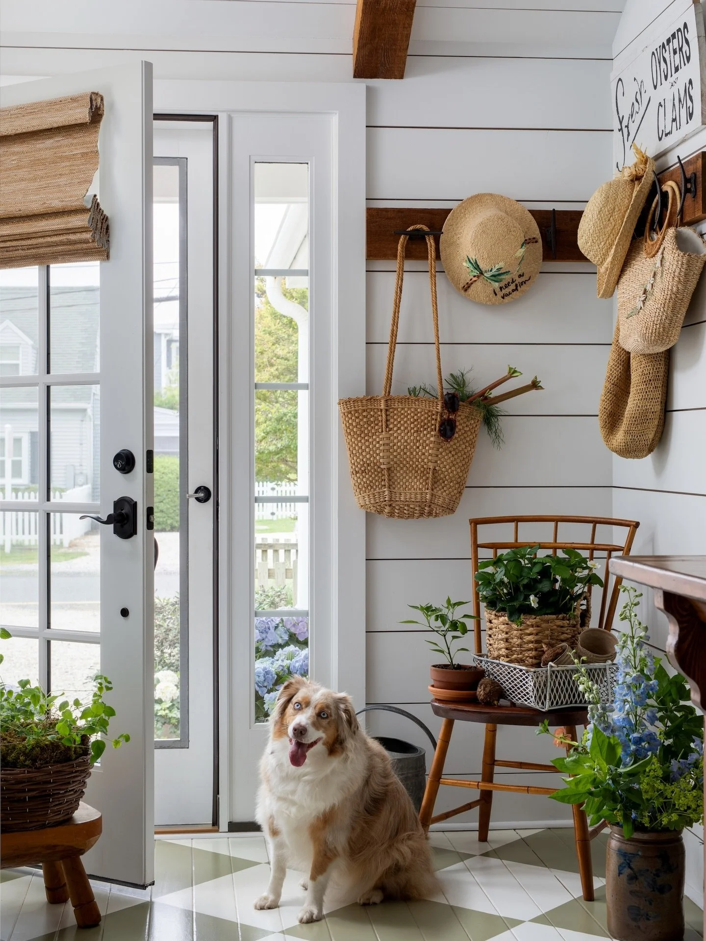 Taking it back to one of our favorite kitchens in Bethany 😍

Photography: @eastandlane 
Design: @thesaltboxco 

#customhomes #customhomebuilder #kitchen #bethanybeach #mikenbuilders