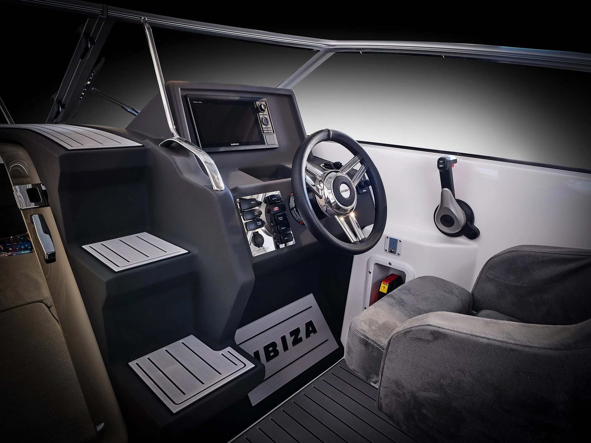 690T_Dash_02.2.jpg