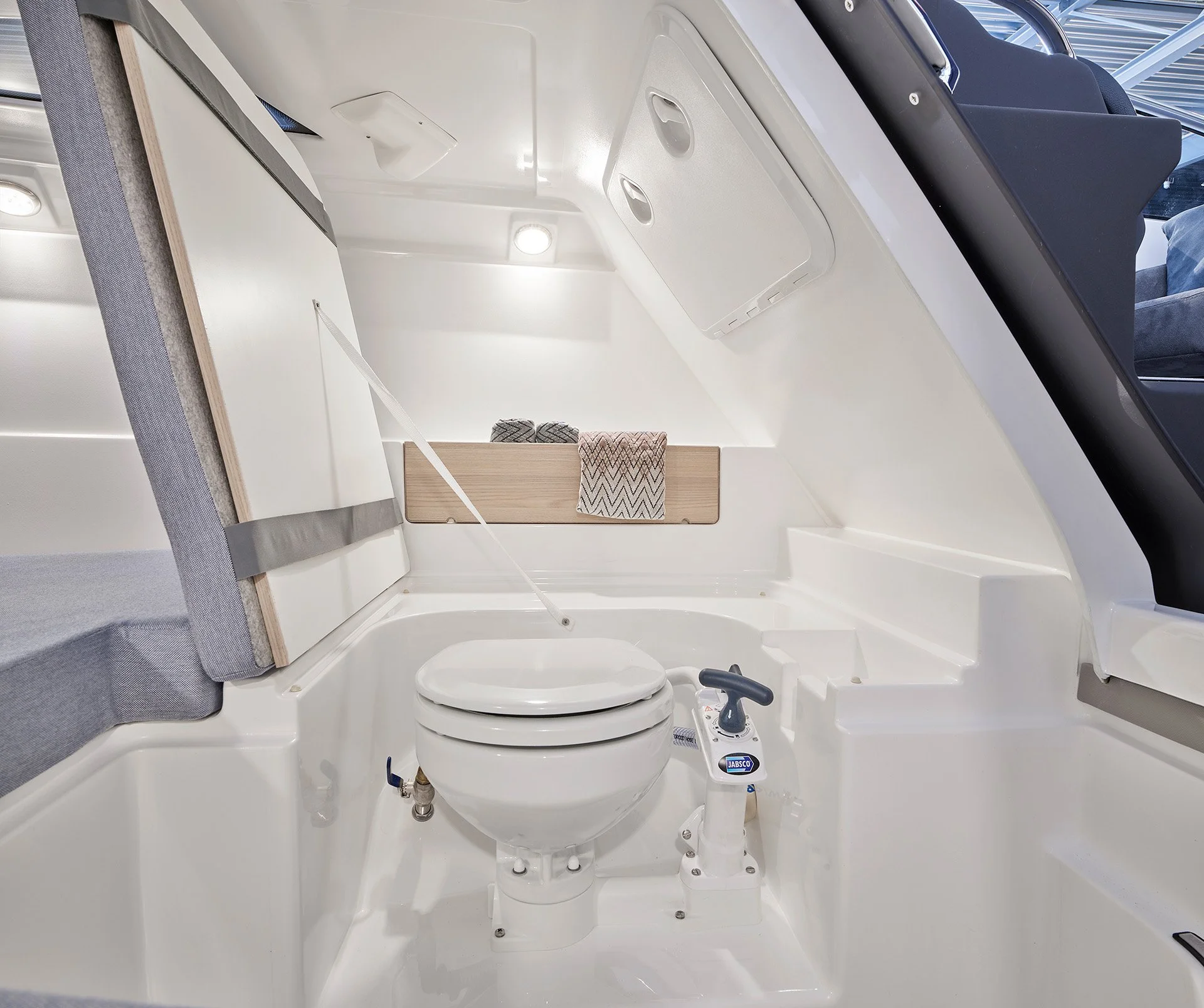690T_Interior_07.jpg