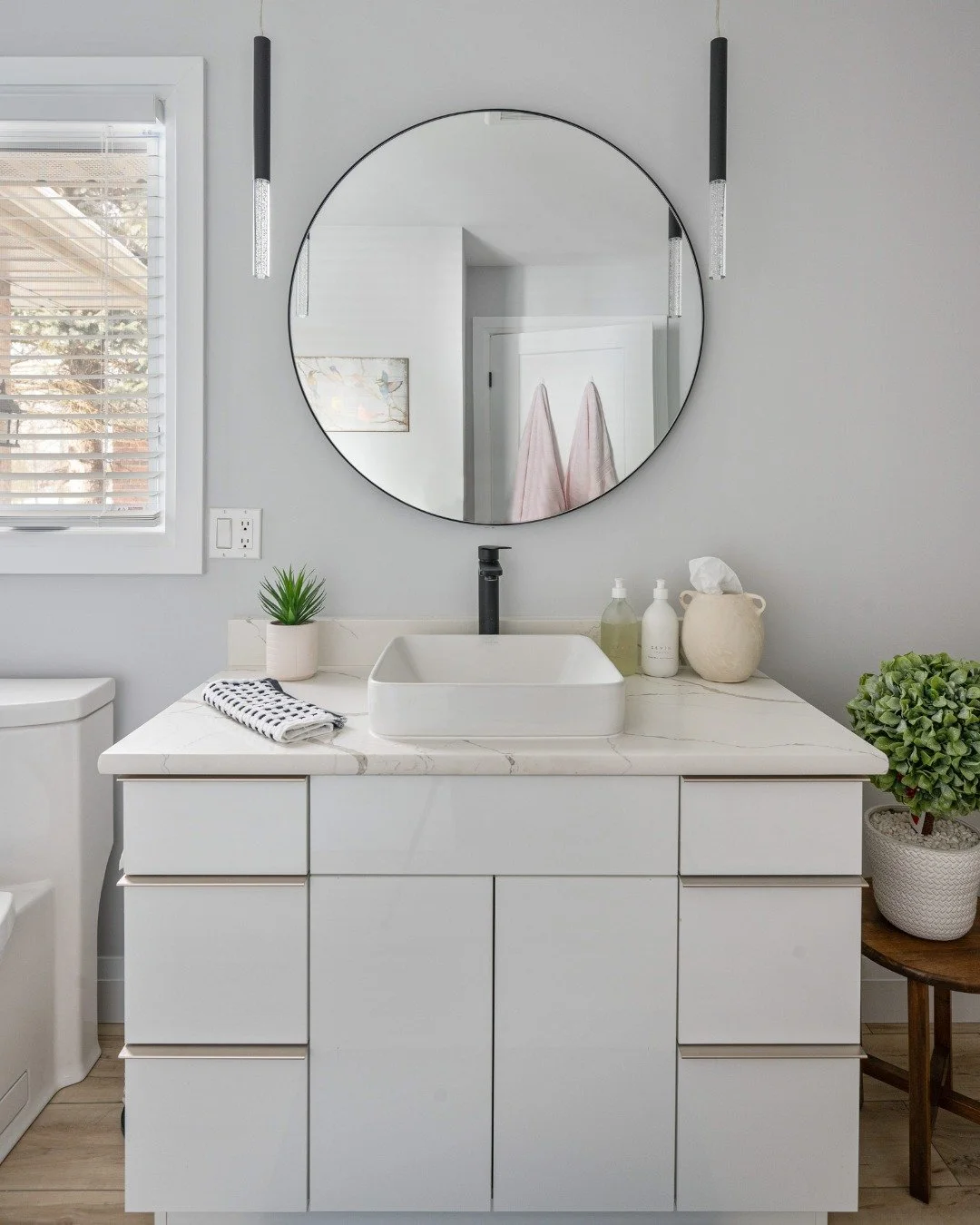 The morning after a long weekend always hits a little harder 😅
But at least getting ready doesn’t have to. A custom vanity can make even the slowest mornings feel a little more pulled together ✨
Get yours now! Book a free consultation with o