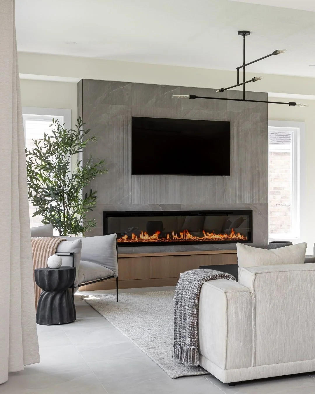 There’s nothing better this time of year than a cozy night in — blanket, hot chocolate, a movie, and the fireplace on repeat ☕🍂
We’re known for kitchens, but we also design stunning media walls that make your living room worth bei