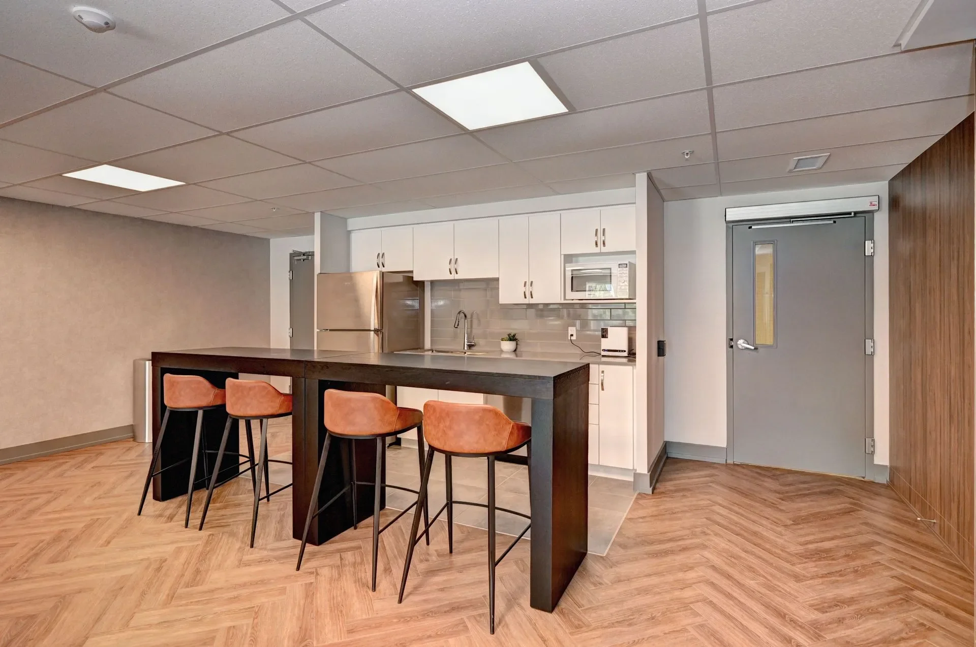 Watson Parkway High-Rise Amenities Kitchen.webp