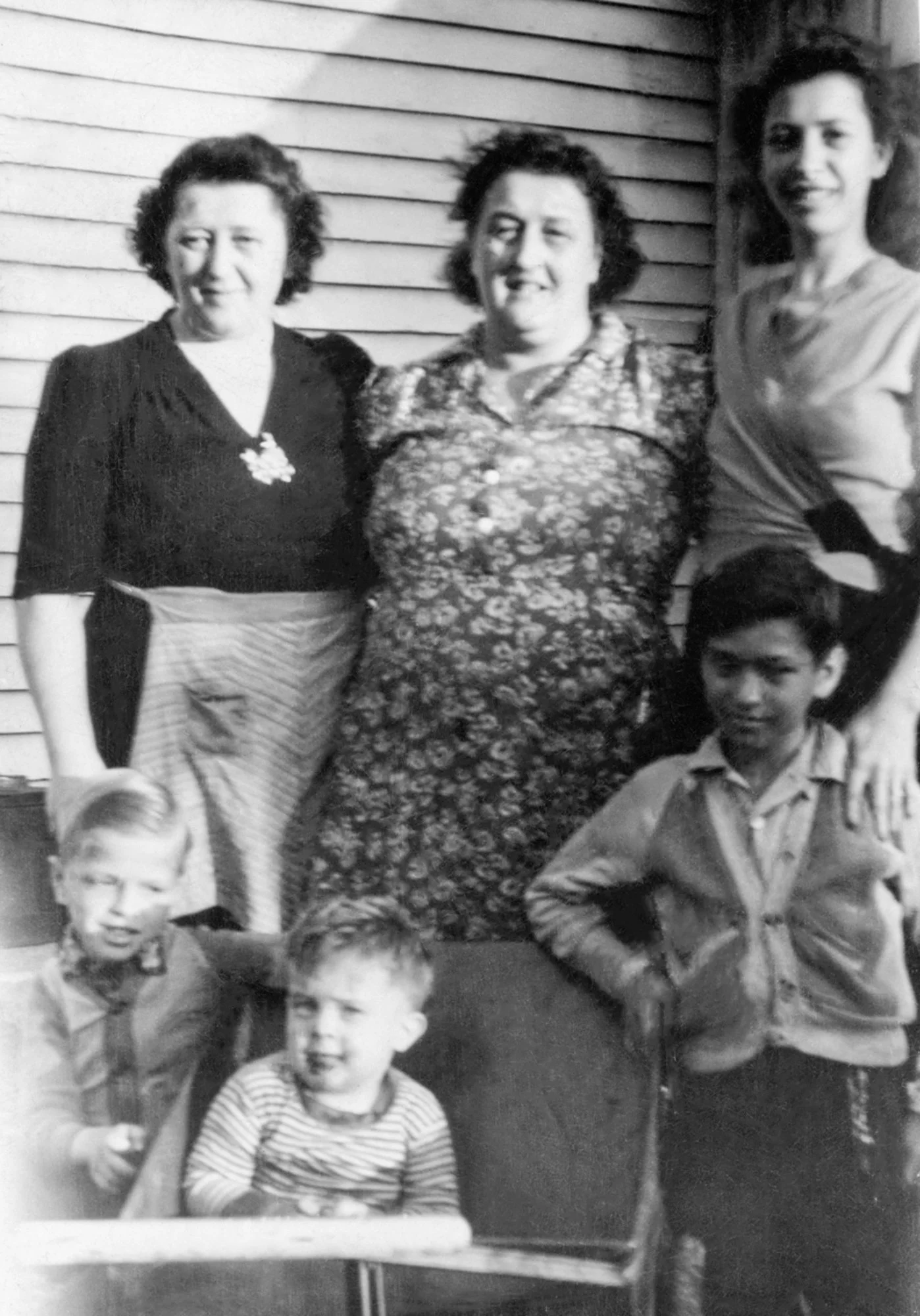 Aunt Mary (Grandma’s Sister), Dad's Mom (Anna Jachwak), Triva (Uncle Alex’s wife? - according to Marion this could be a friend) and her sons, and Donald - 1944