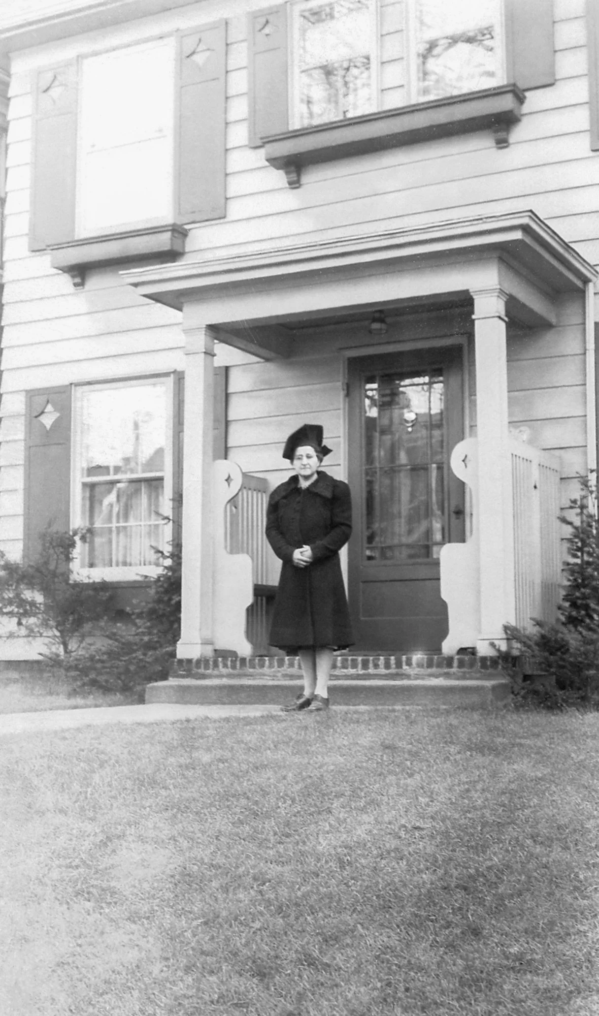 Florence (Cusettes) Rittinger (Sue a Bill’s mother) standing in front of the Philadelphia house. 