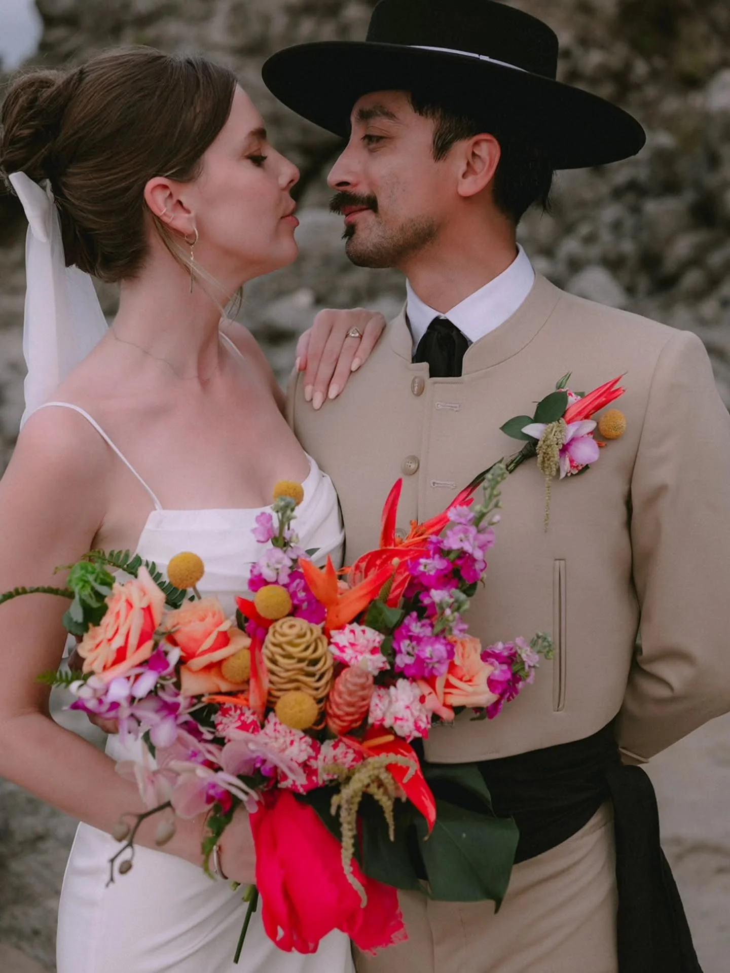 A moment for the fashun! 
.
.
These two brought it, and we are here for it. 
.
Venue @donpedros.sayulita 
Beauty @jennchivers 
Photo @tom_moks_photography 
Florals @flormimofloral 
Rentals @e_elegantes @curielproducciones