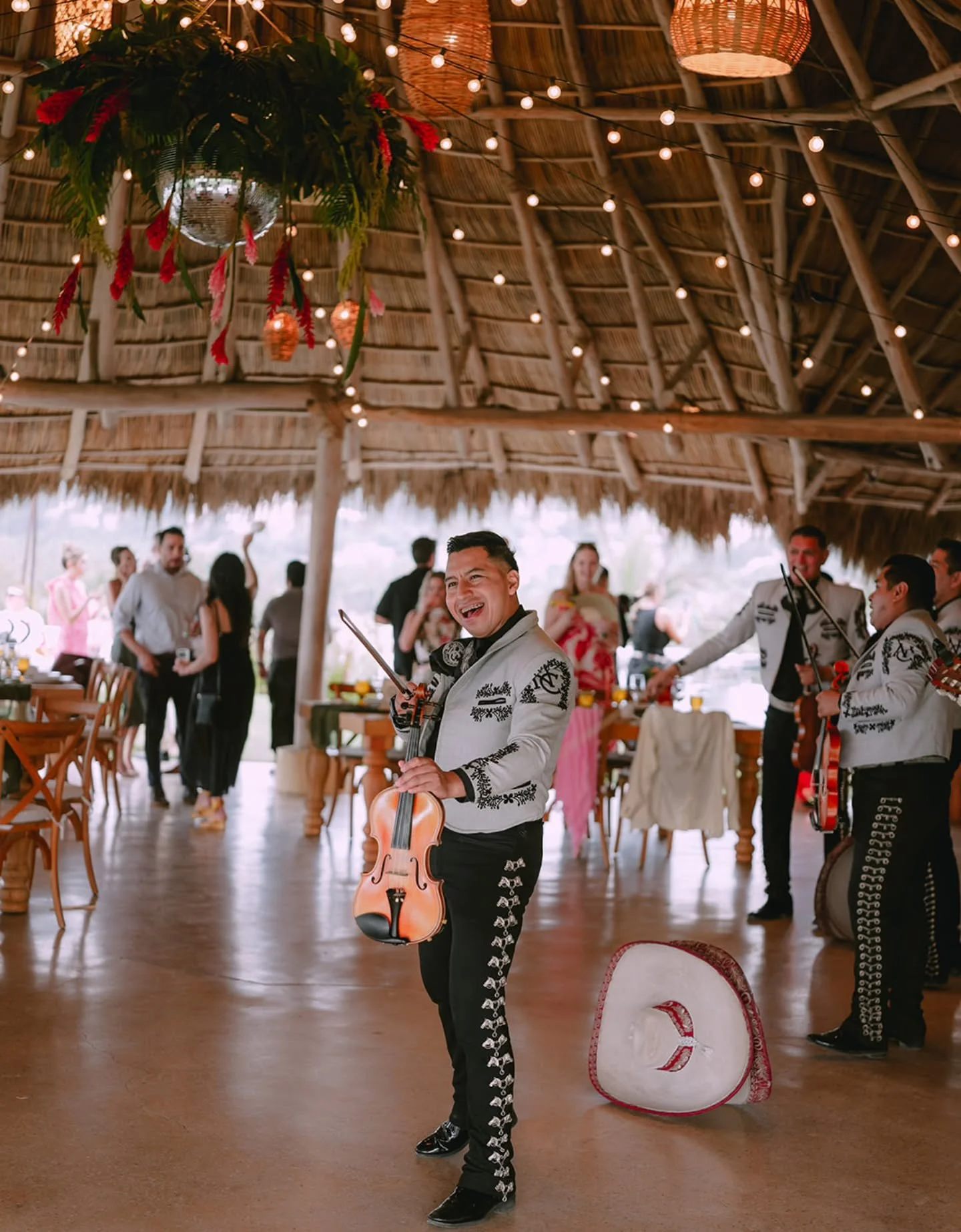 Viva Mexico 🇲🇽
.
.
Photo @tom_moks_photography 
🎻🎺 @mariachi_nuevo_continental 
Florals @flormimofloral
Lighting @curielproducciones
. 
#sayulita #sayulitalife #sayulitawedding #sayulitaelopement #sayulitamicrowedding #sayulitaweddingplanner #say