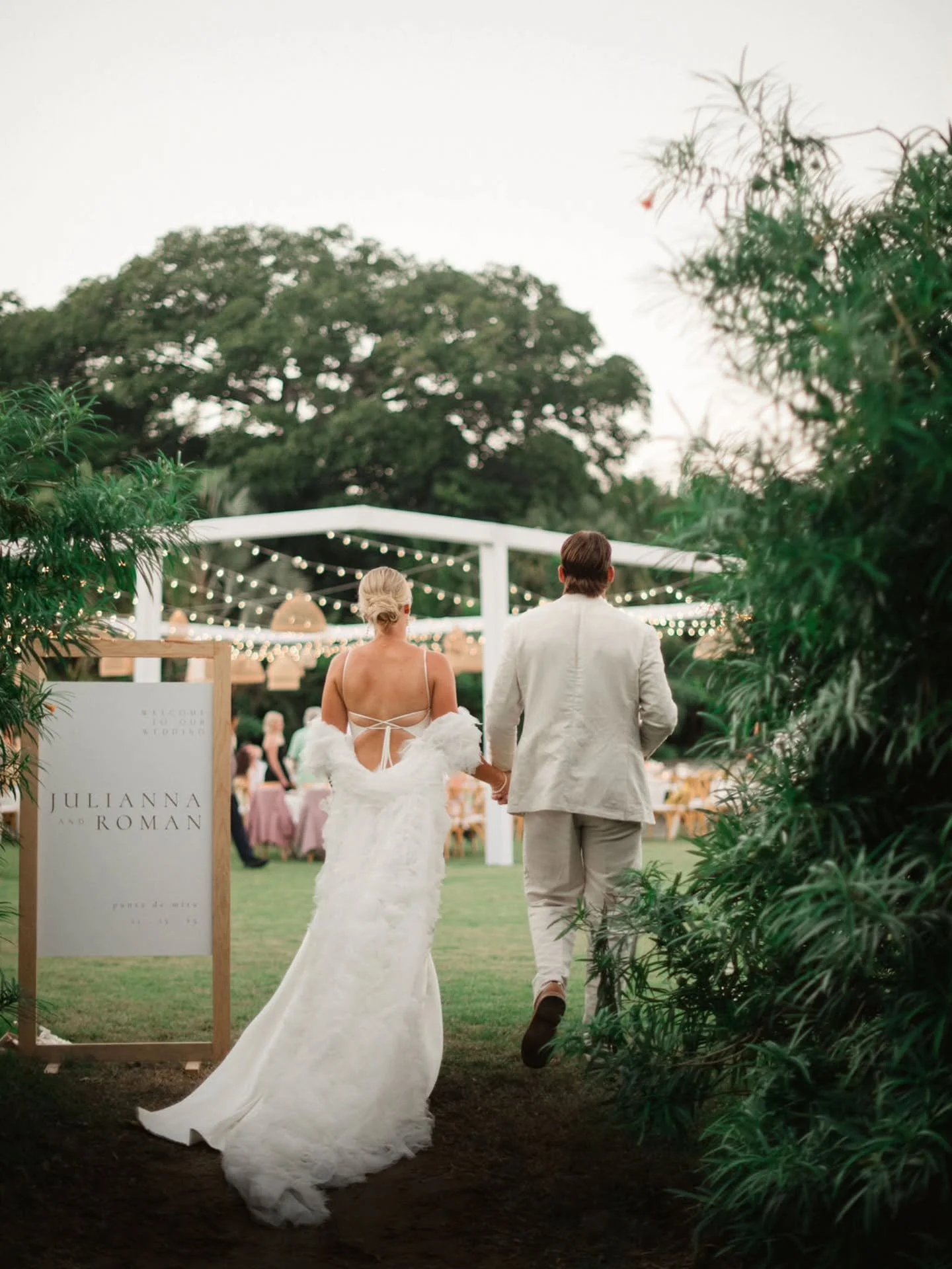 🤍🤍
.
Photo @christiegrahamphotography 
Venue @wpuntademita 
Lighting @uniquerentalspv 
Hair / Makeup @jennchiversfreelance 
.
#sayulita #sayulitalife #sayulitawedding #sayulitaelopement #sayulitamicrowedding #sayulitaweddingplanner #sayulitalifedot