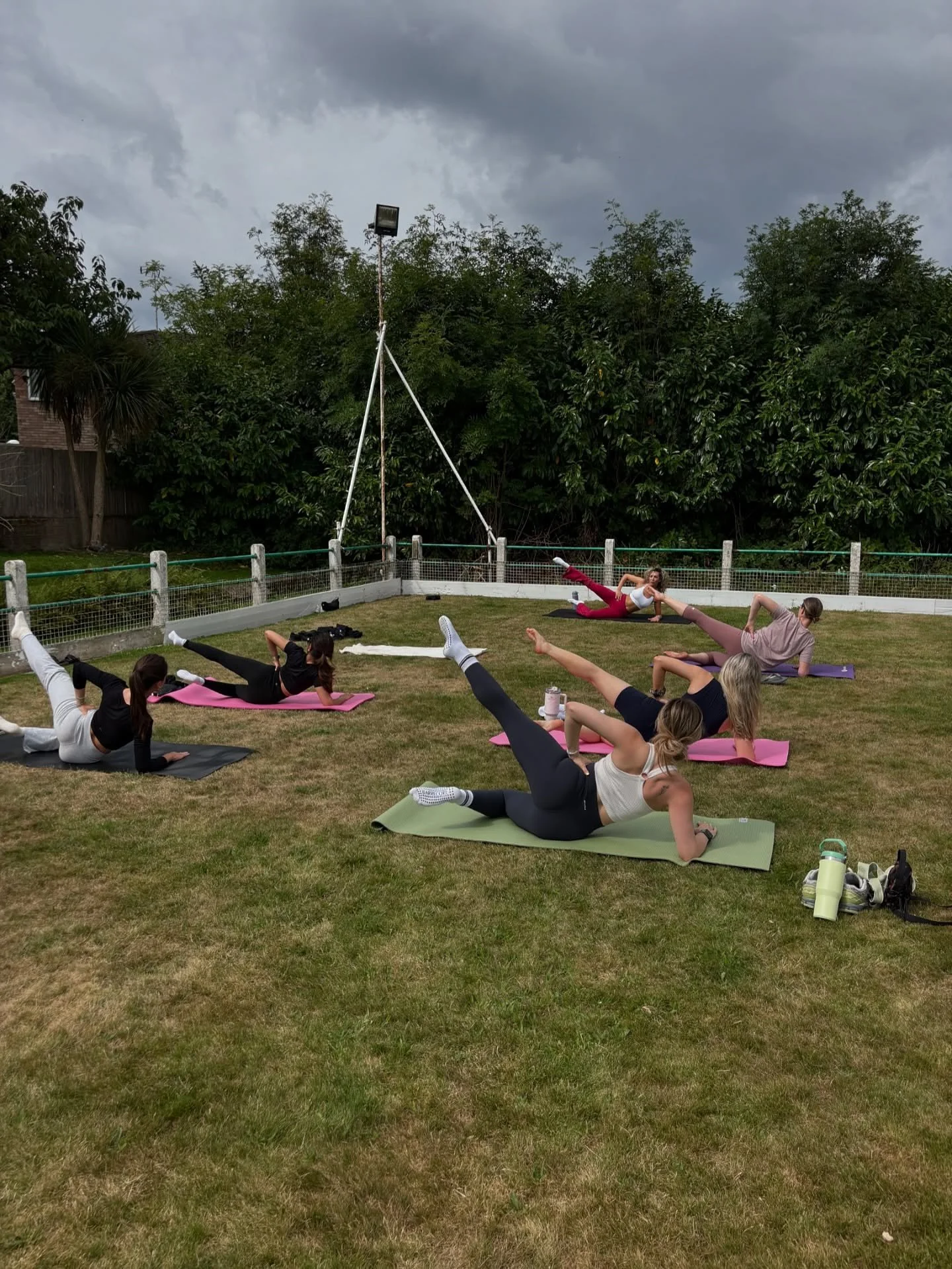 🌞Summer Outdoors Club 🌞
🧘🏼‍♀️Our second outdoor mat Pilates class today with our gorge @kat_physiopilates ! 🌳Relaxing flow in the grass followed by 50% off drinks from @umeesushi_leeds - what a beaut way to start the weekend , btw if you ha