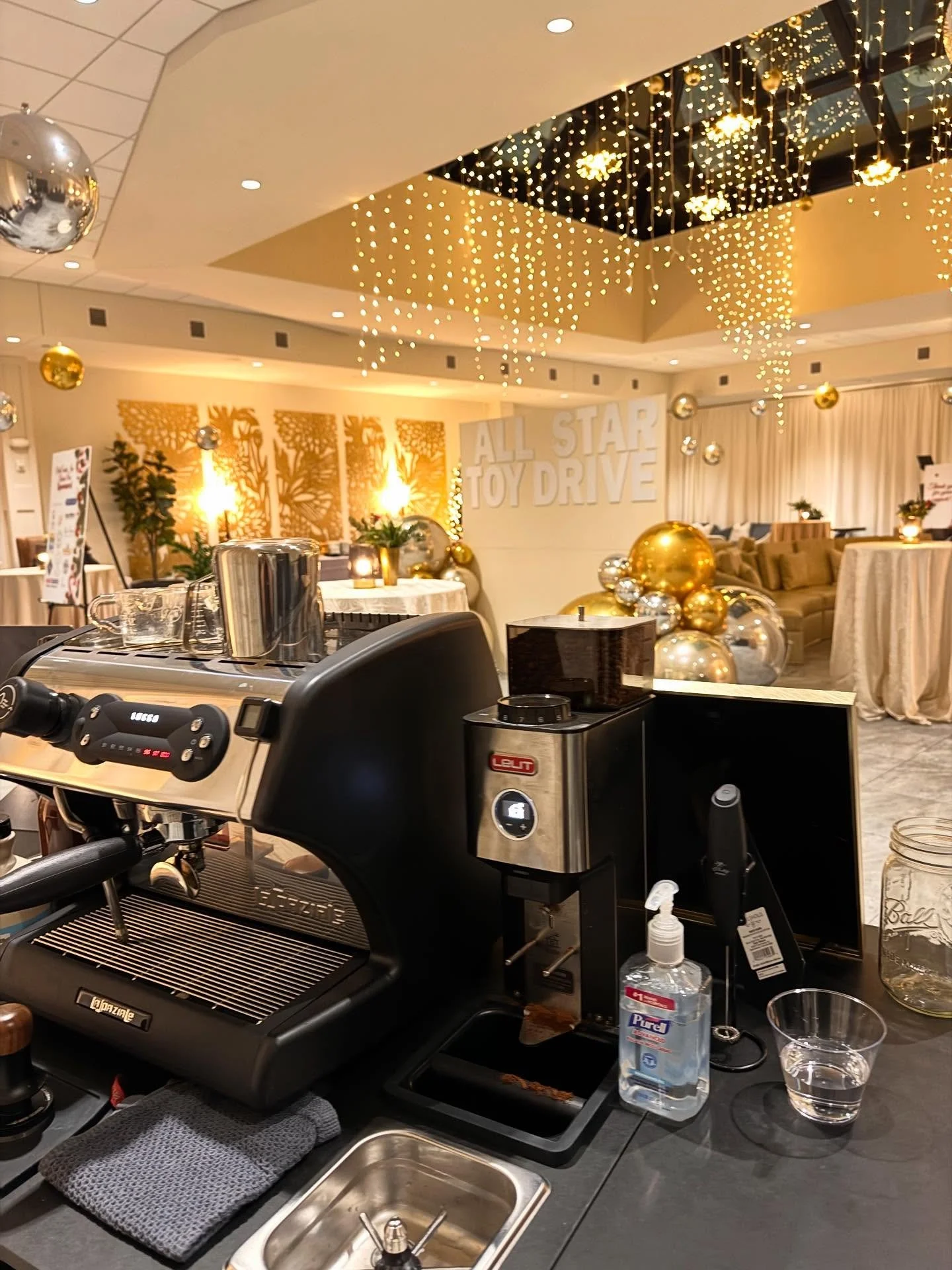 There&rsquo;s something special about bringing the coffee shop to you.
Dray&rsquo;s Coffee Co. was built on a simple belief &mdash; that great coffee should meet you where you are. Whether it&rsquo;s your wedding day, your company&rsquo;s biggest eve