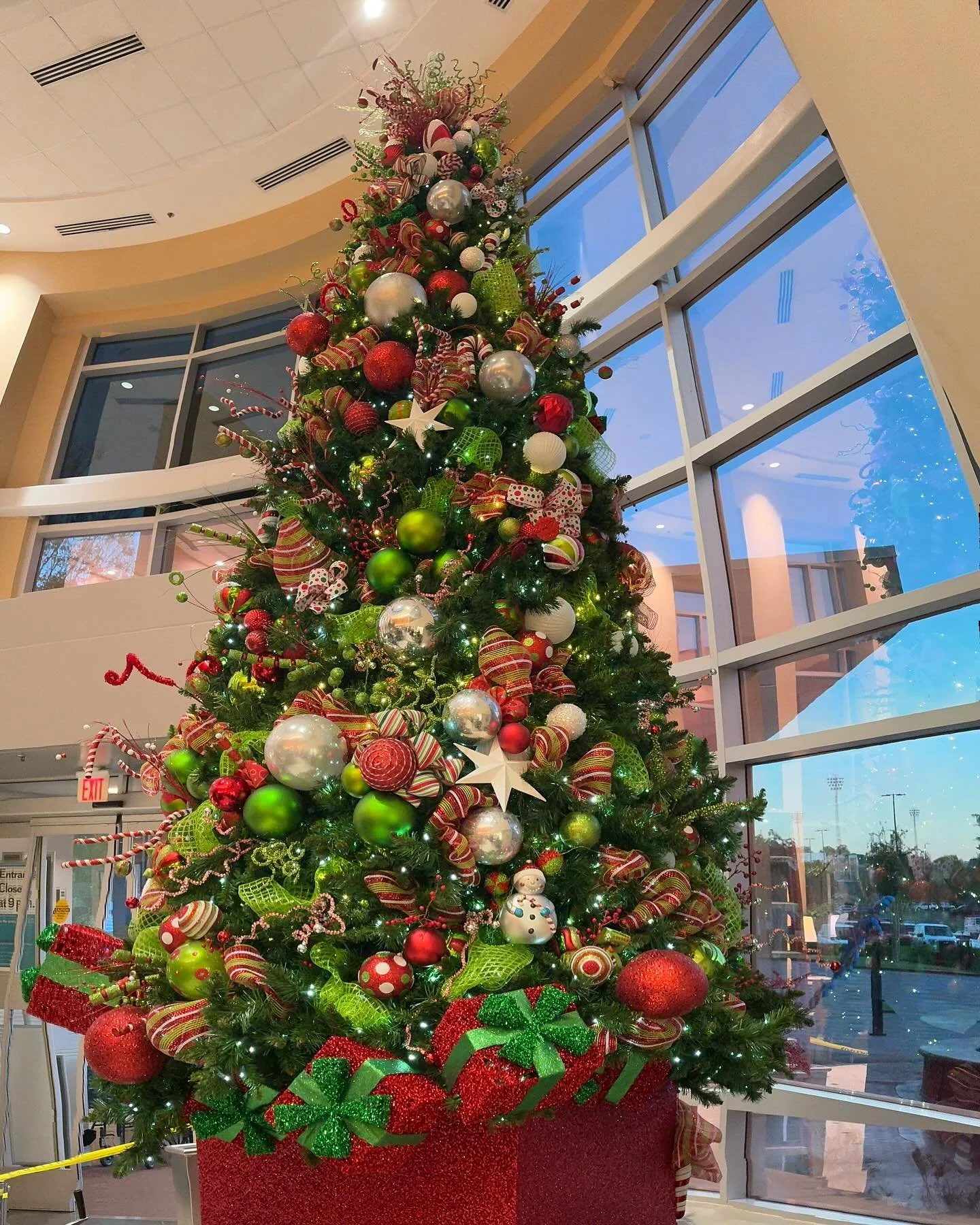 Kicking off the season with our first Christmas tree! 🎄✨ This 20-foot beauty is decked out in rich red and green ornaments, with just the right touch of white to make it all shine.

 #HolidayMagic #ChristmasVibes #TreeGoals #floraldesign