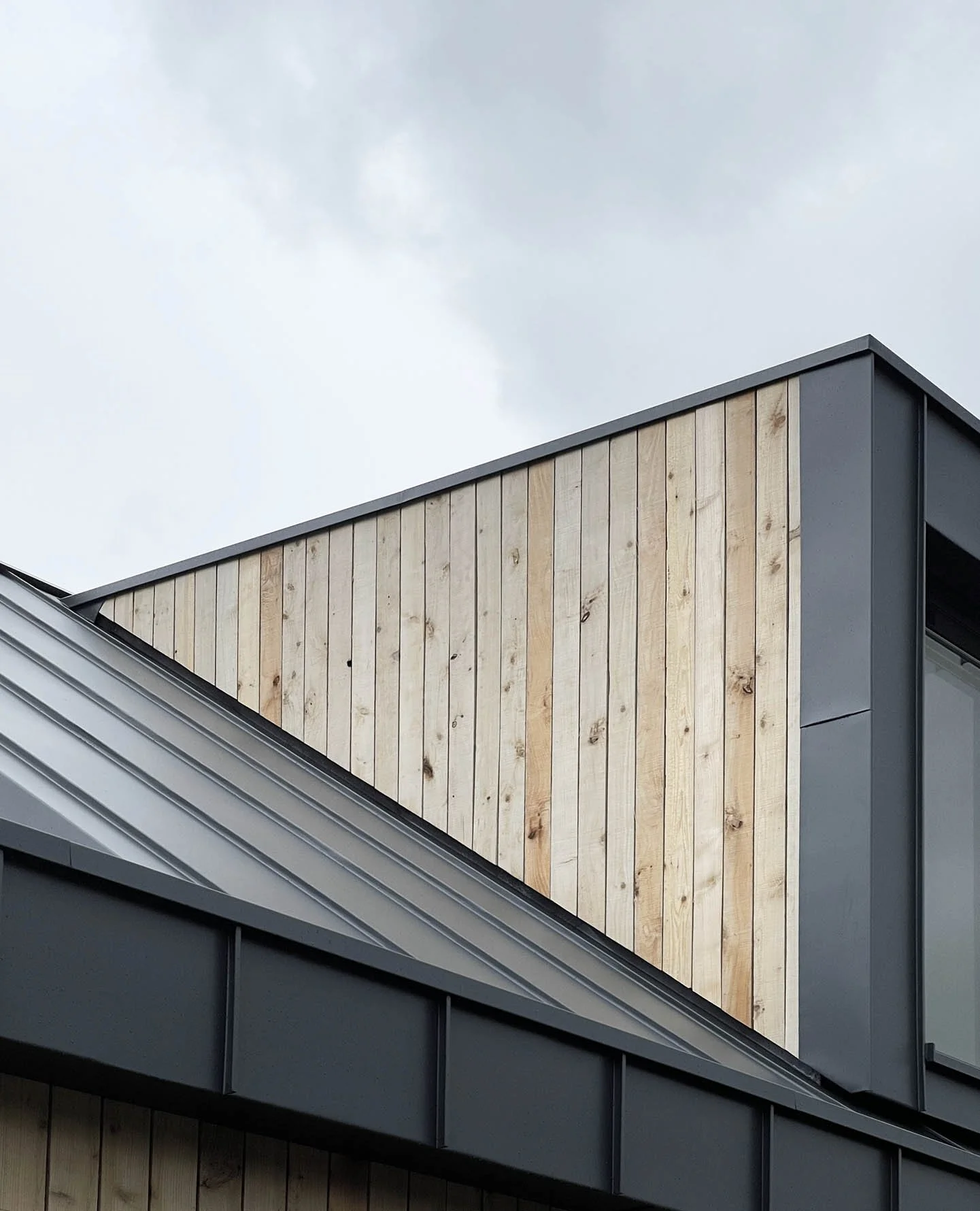 Timber-clad façade designed to Passivhaus standards, combining energy efficiency with a restrained material expression grounded in place.