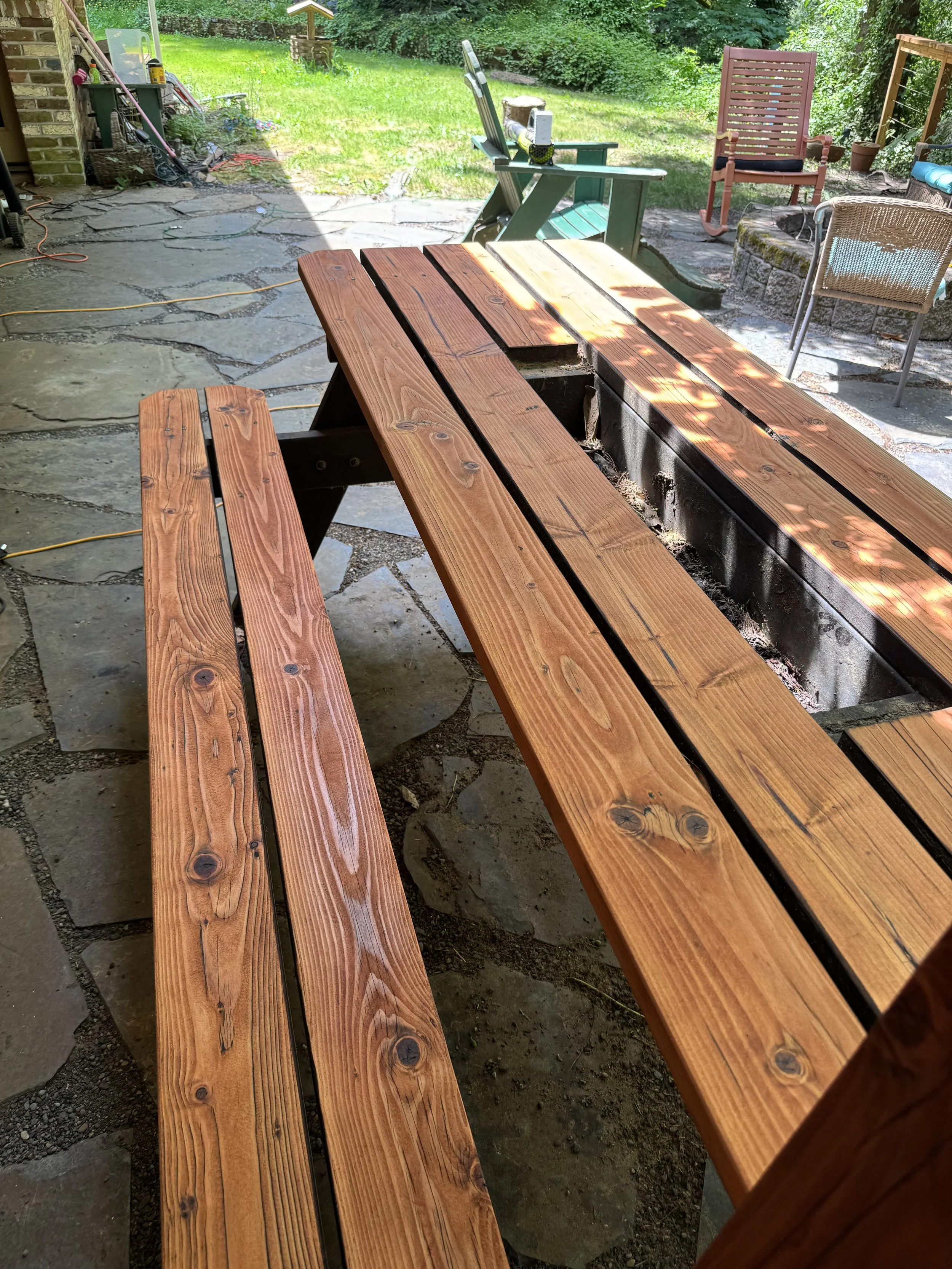 Picnic Table with Ice Chest
8ft x 4ft Seats 6
Removable slat reveals a built-in ice chest