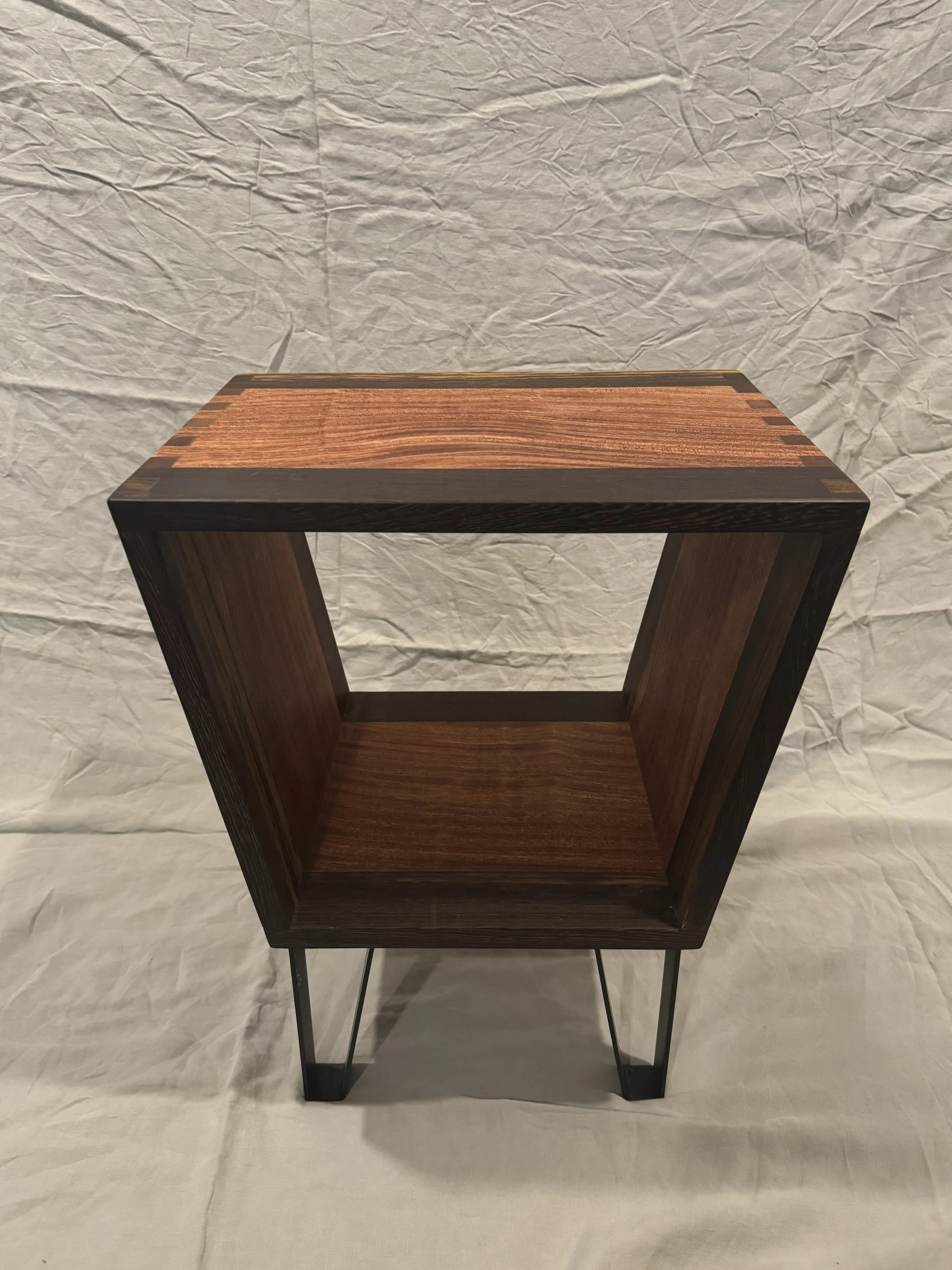 Record Turntable Display Endtable
Sapele Wood and Wenge Wood
Metal Legs sourced separately