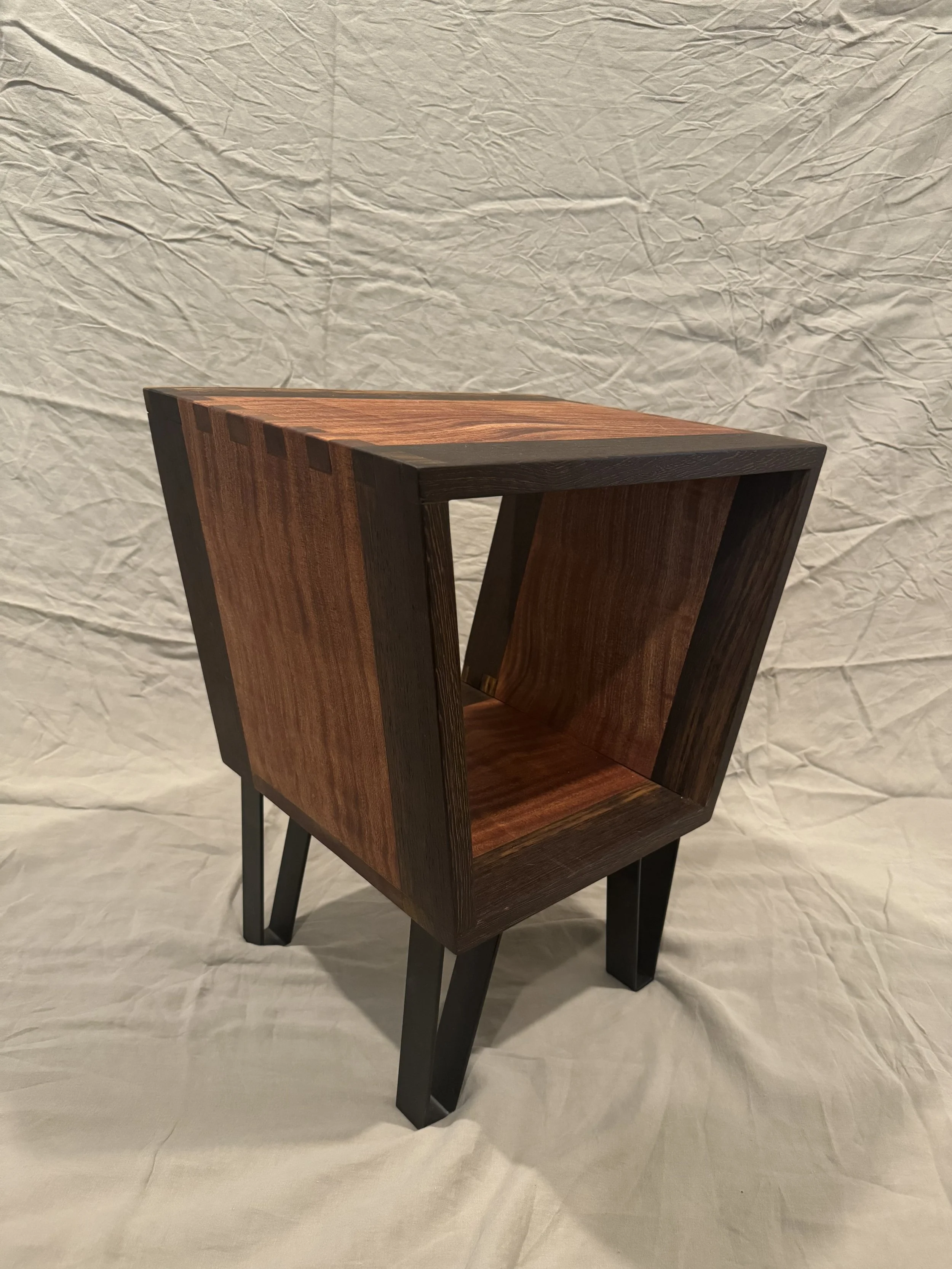 Record Turntable Display Endtable
Sapele Wood and Wenge Wood
Metal Legs sourced separately