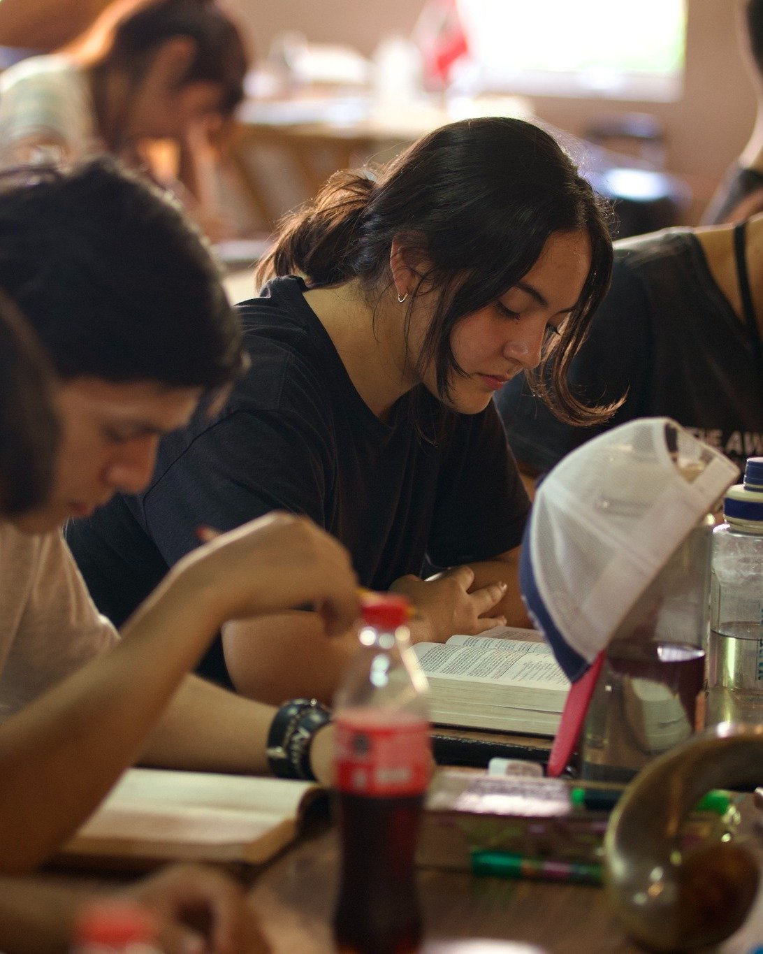 Angela Ramirez y otros Alumnos estudiando en The Awakening