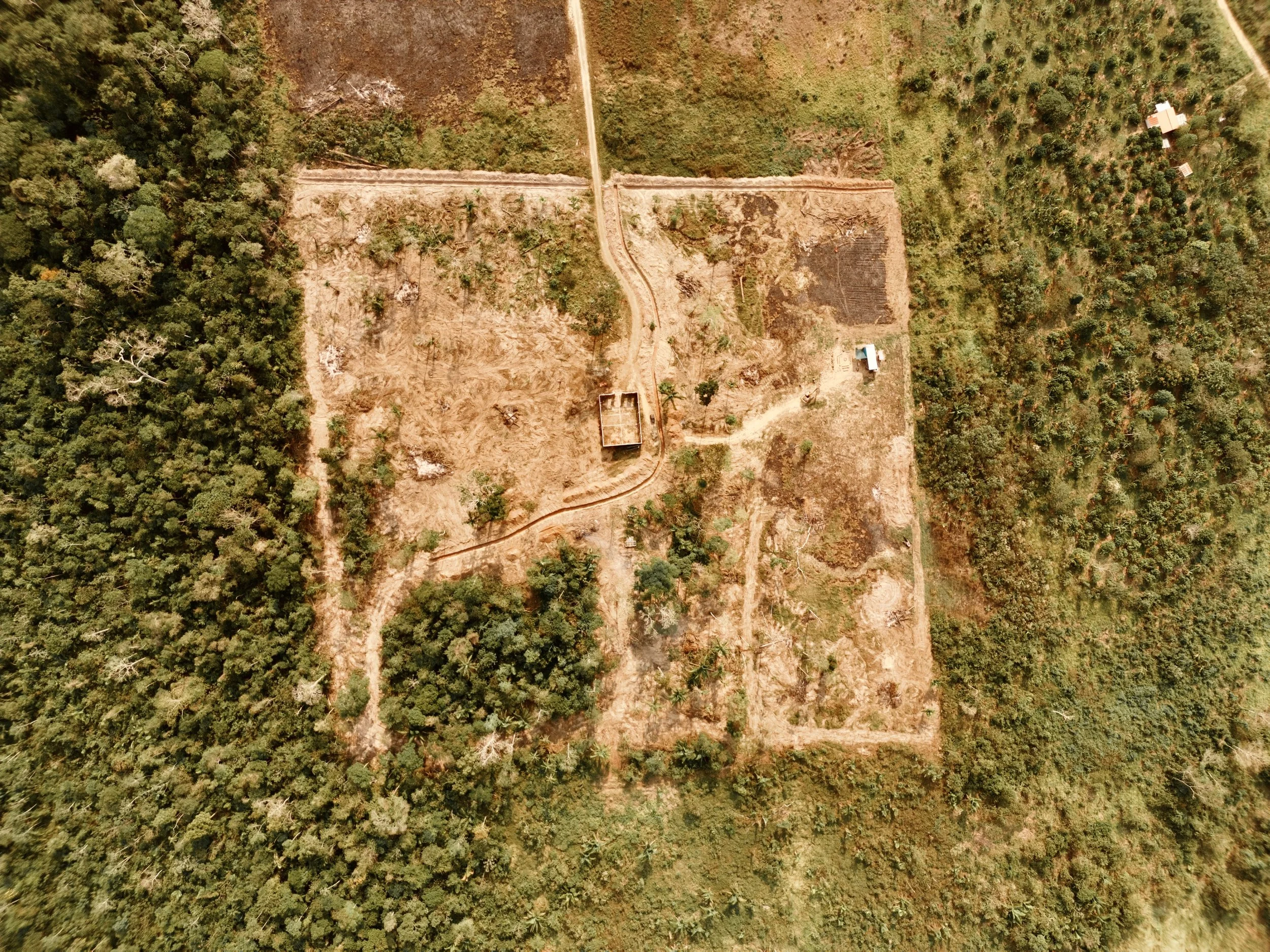Ekballo Center en Puerto Maldonado con arboles y area verde a su alrededor captado desde arriba