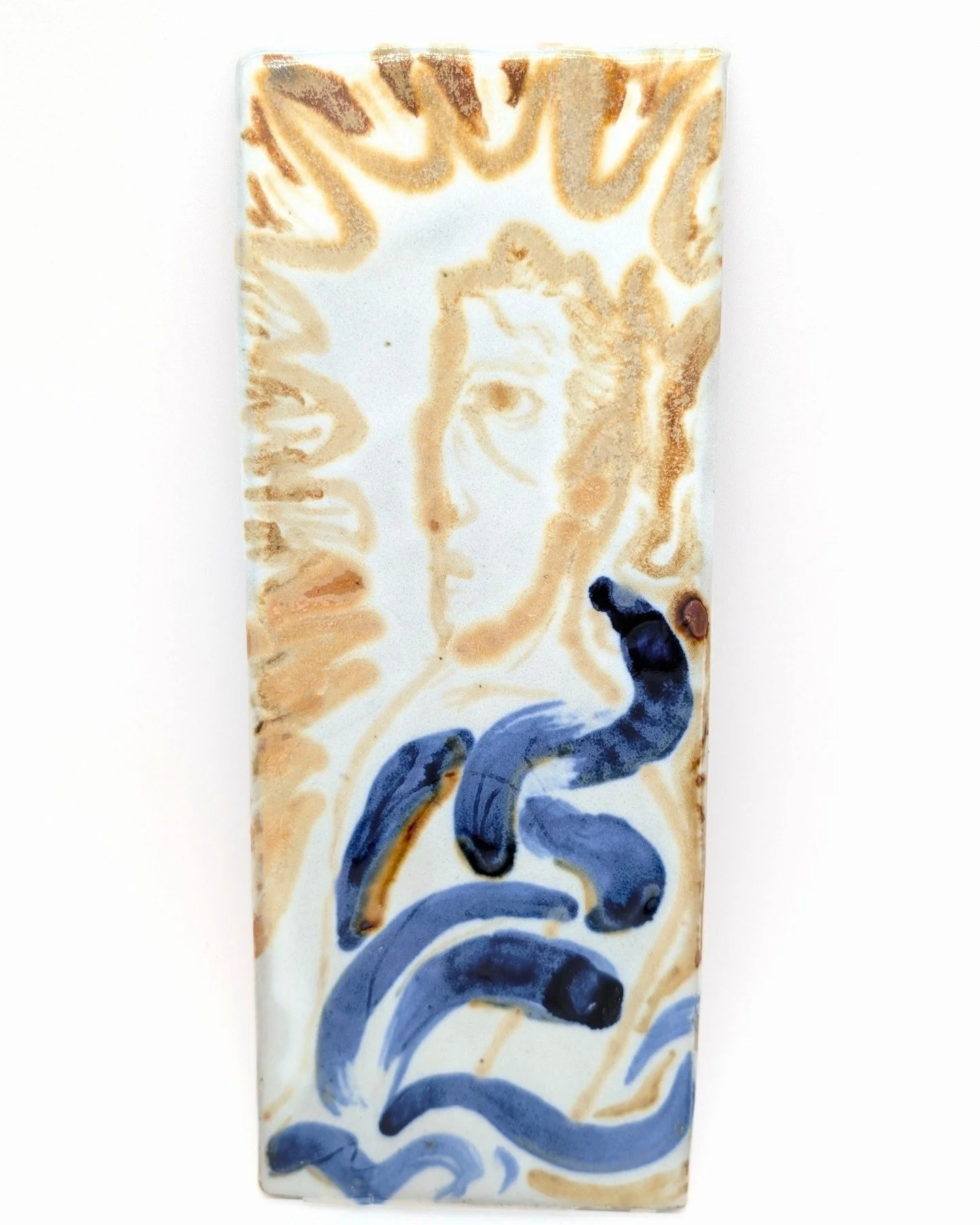 Another tile, with a fake nuka glaze over white slip and rutile and cobalt stains on top. I like how rutile forms patterns and crystallizes, so I included some close-ups.

-
#glaze #clay #art #ceramics #artist