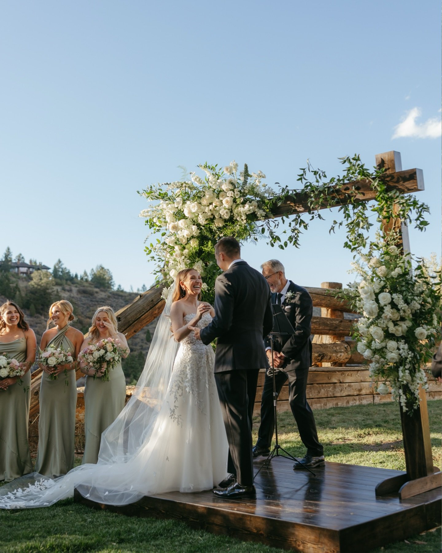 What a beautiful wedding.

Second shot this stunning day for @nathangeorgephoto