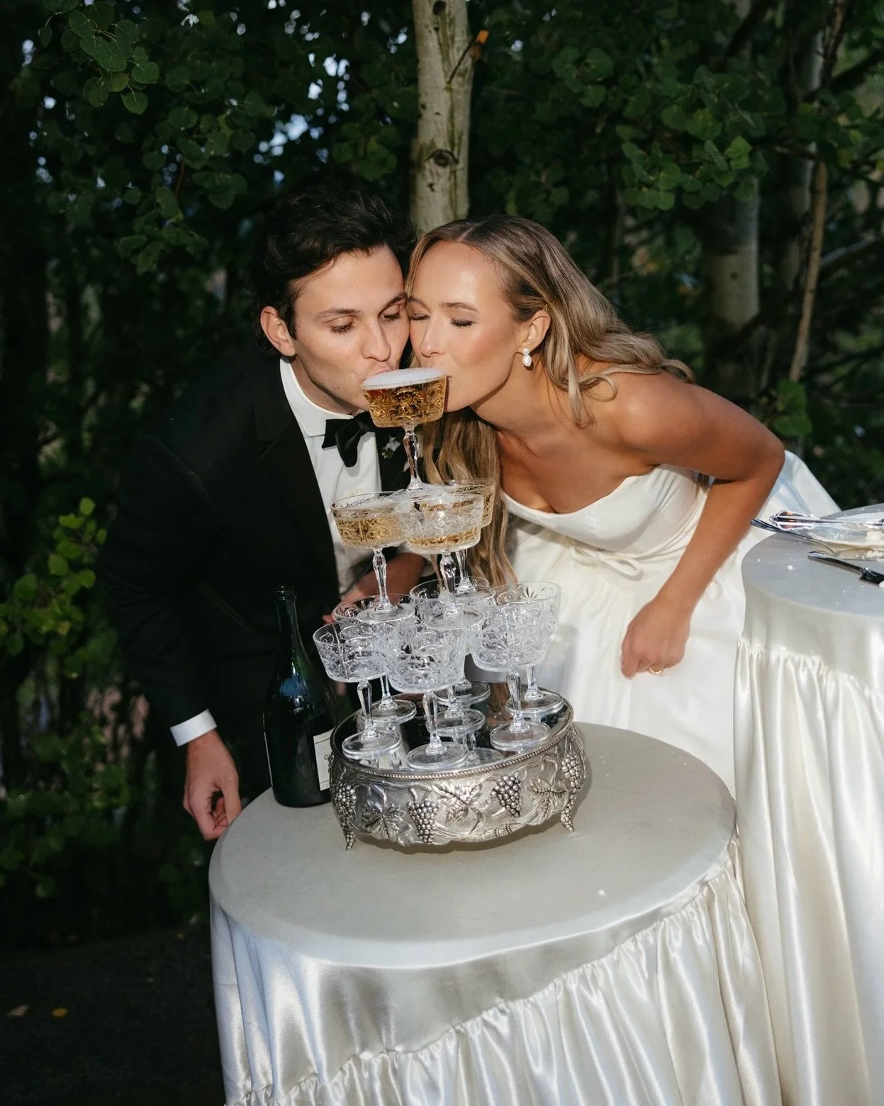 Cake cutting and Champagne towers always and forever 🥂🍾

Planner: @gathered.company
Photography: @nicholascrandallphoto
Video: @grumbofilms
Content creator: @dayofclub
Florals: @havilahbyvictoria
Makeup: @radiancebyliliana
Dress: @annabebridal @jen