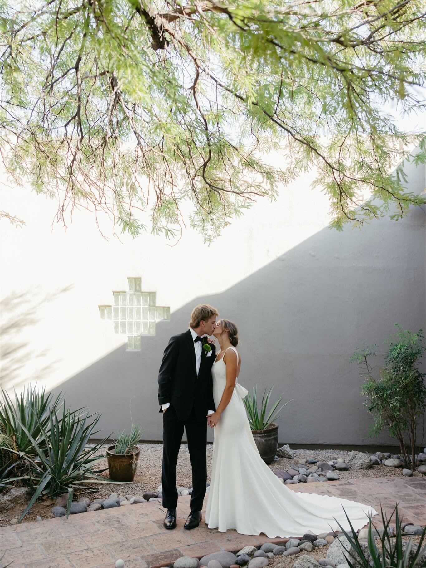 Hunter &amp; Daryn&rsquo;s Arizona desert wedding.
Private vows under the sun, quiet moments between two people who chose each other, and a tented reception that held every laugh and slow dance into the night. The desert has a way of making a day fee