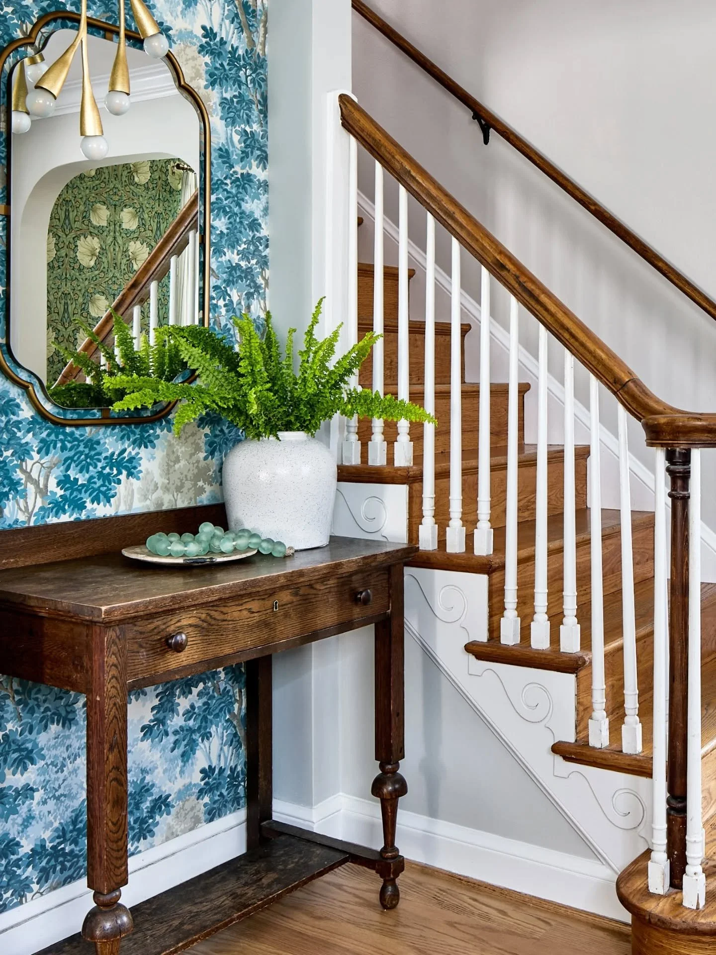 A moment for a fun and inviting entry area. And peek the adjacent room wallpaper in the mirror. 

Design: @seasonsfordesign 
Photography: @stacyzaringoldberg
