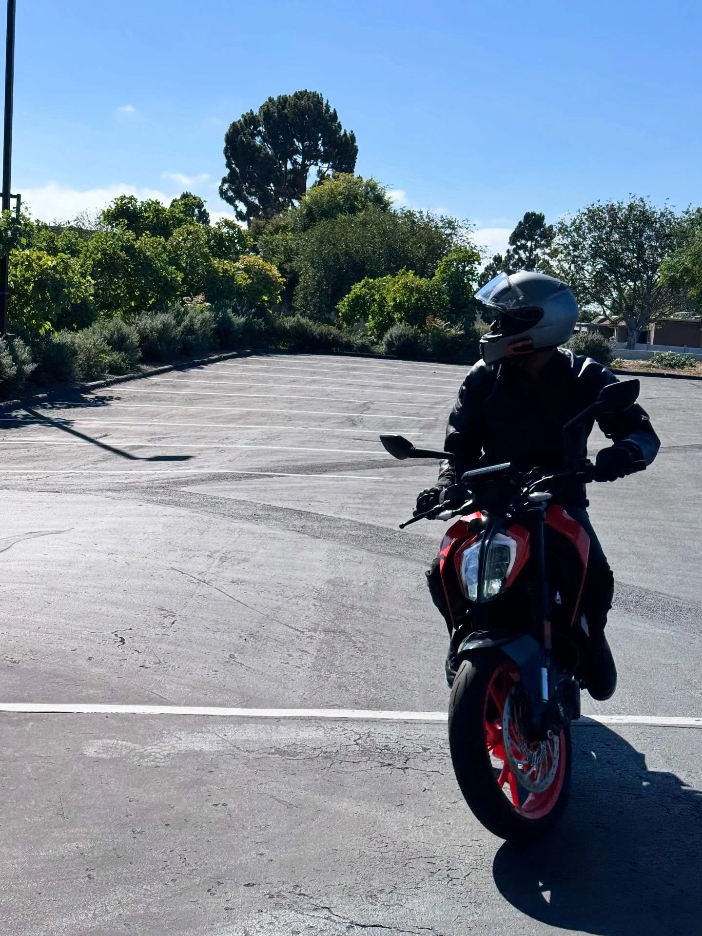 Head and eyes on point 👀💪
This rider is doing exactly what we teach—leading the bike with their vision, not reacting to the bike’s movements. Looking ahead, eyes on the horizon, setting the tone for smooth, confident control.
📍Train w