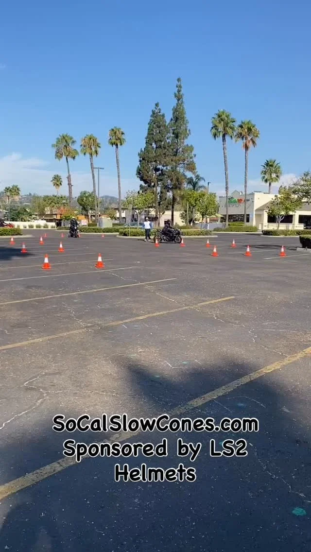 🔥 Watch this rider dominate the offset cone weave with flawless head and eye movement! Every turn, every glance, is intentional—training like a motor officer means avoiding target fixation, spotting hazards sooner, and planning your path like