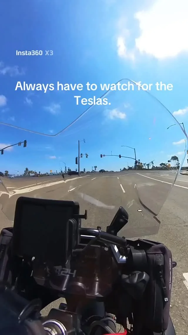Always do your head checks at intersections. Chime in below, is the self driving option actually safer than the person behind the wheel? 🤔 #motorcycle #safety #socalslowcones #tesla #ridewithauthority #awareness #control #bmwmotorcycle #redlight #mo